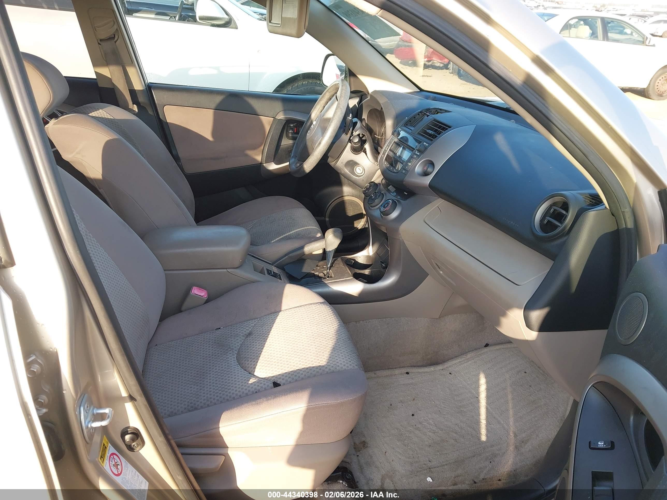 TOYOTA RAV4 image 5