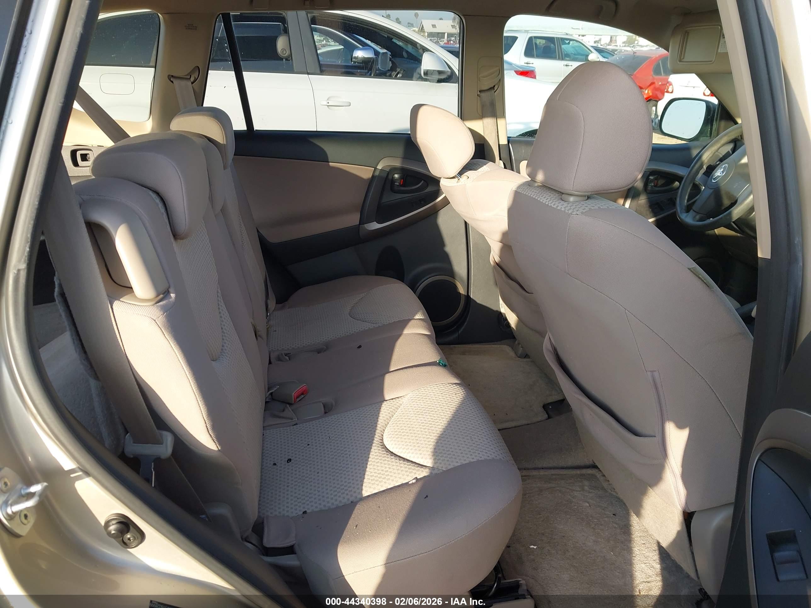 TOYOTA RAV4 image 8