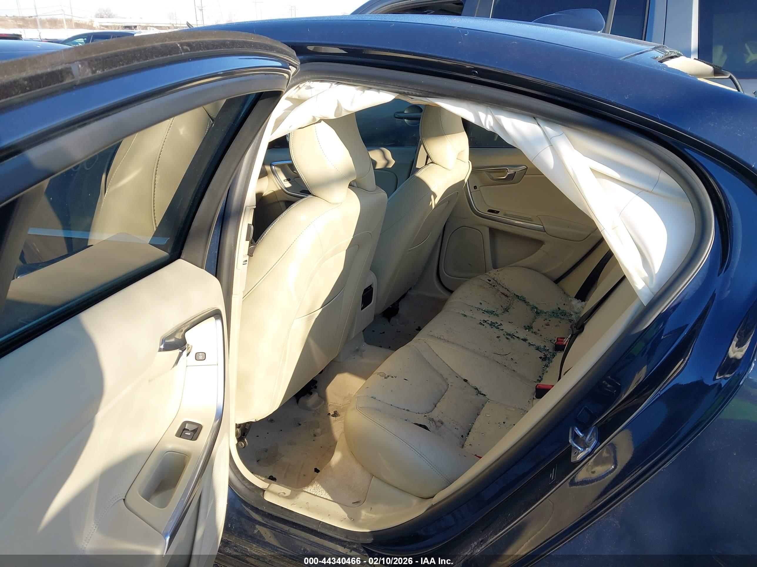 VOLVO S60 image 8