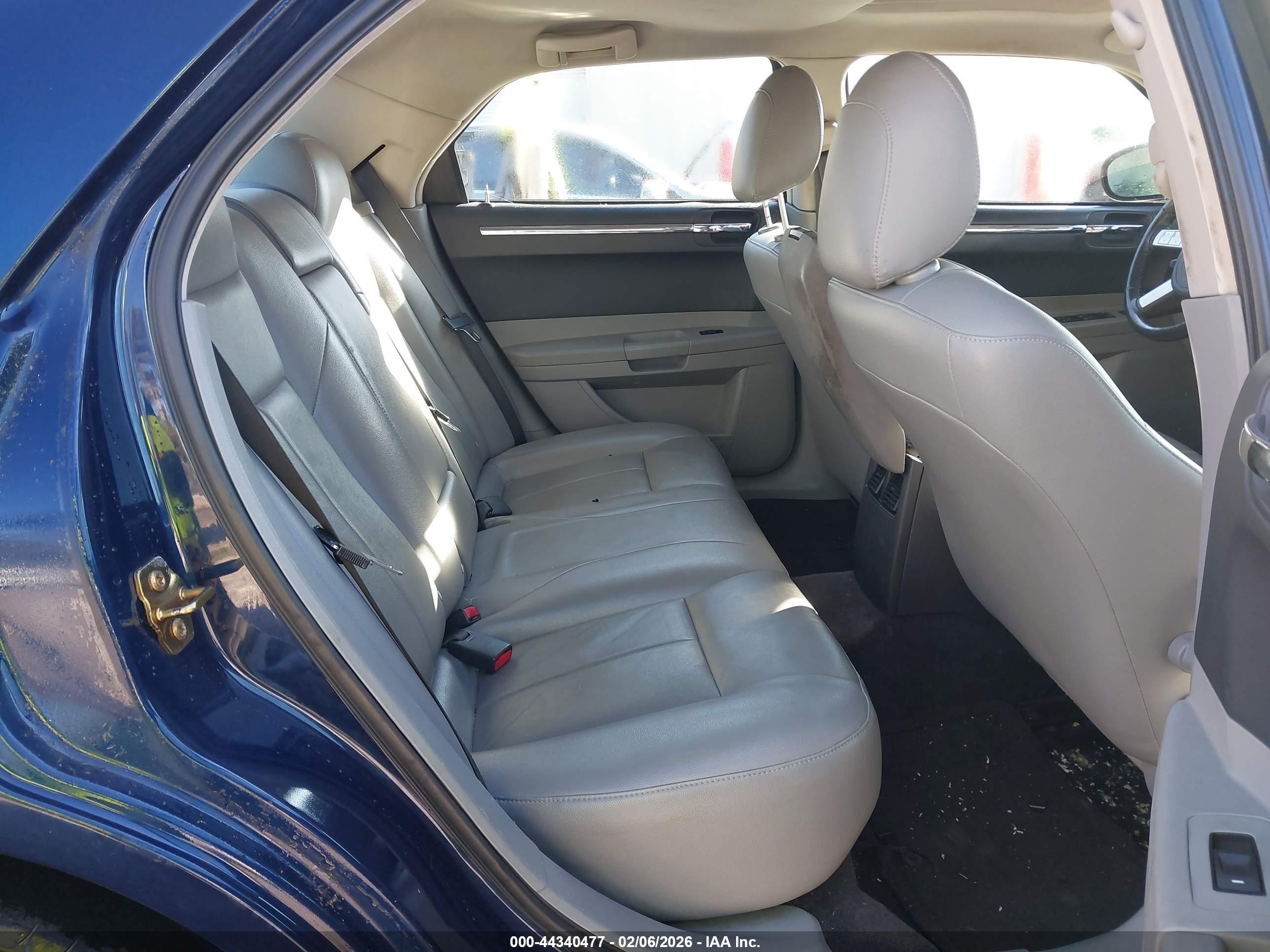 CHRYSLER 300 image 8