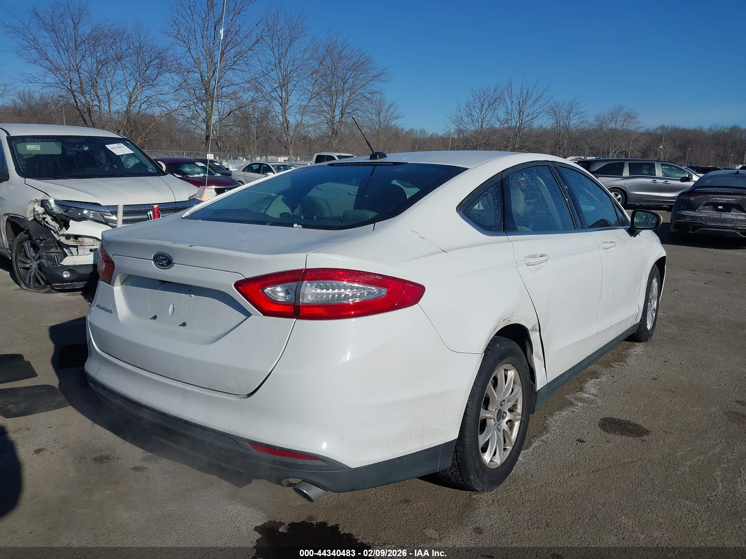 FORD FUSION image 4