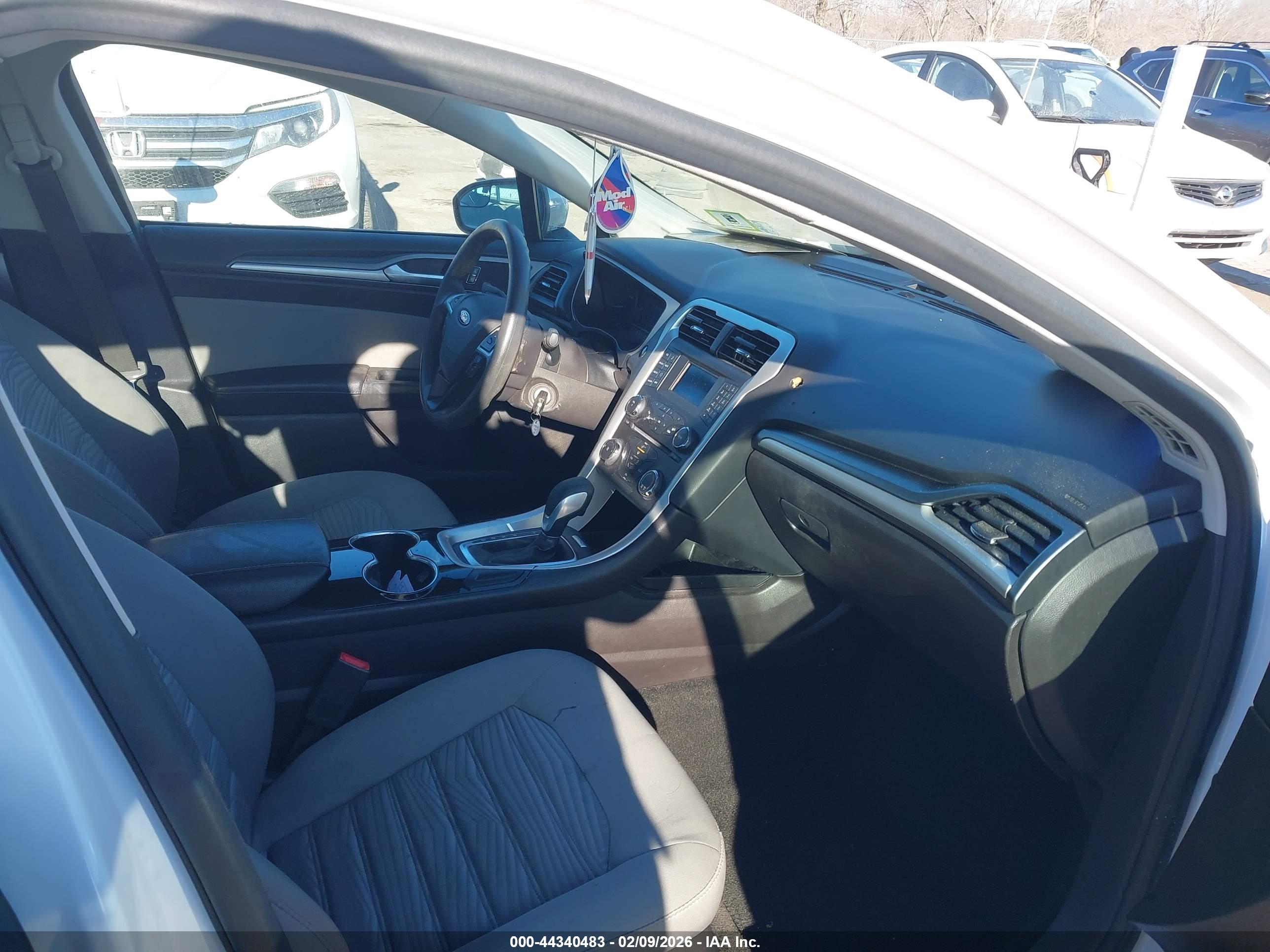 FORD FUSION image 5