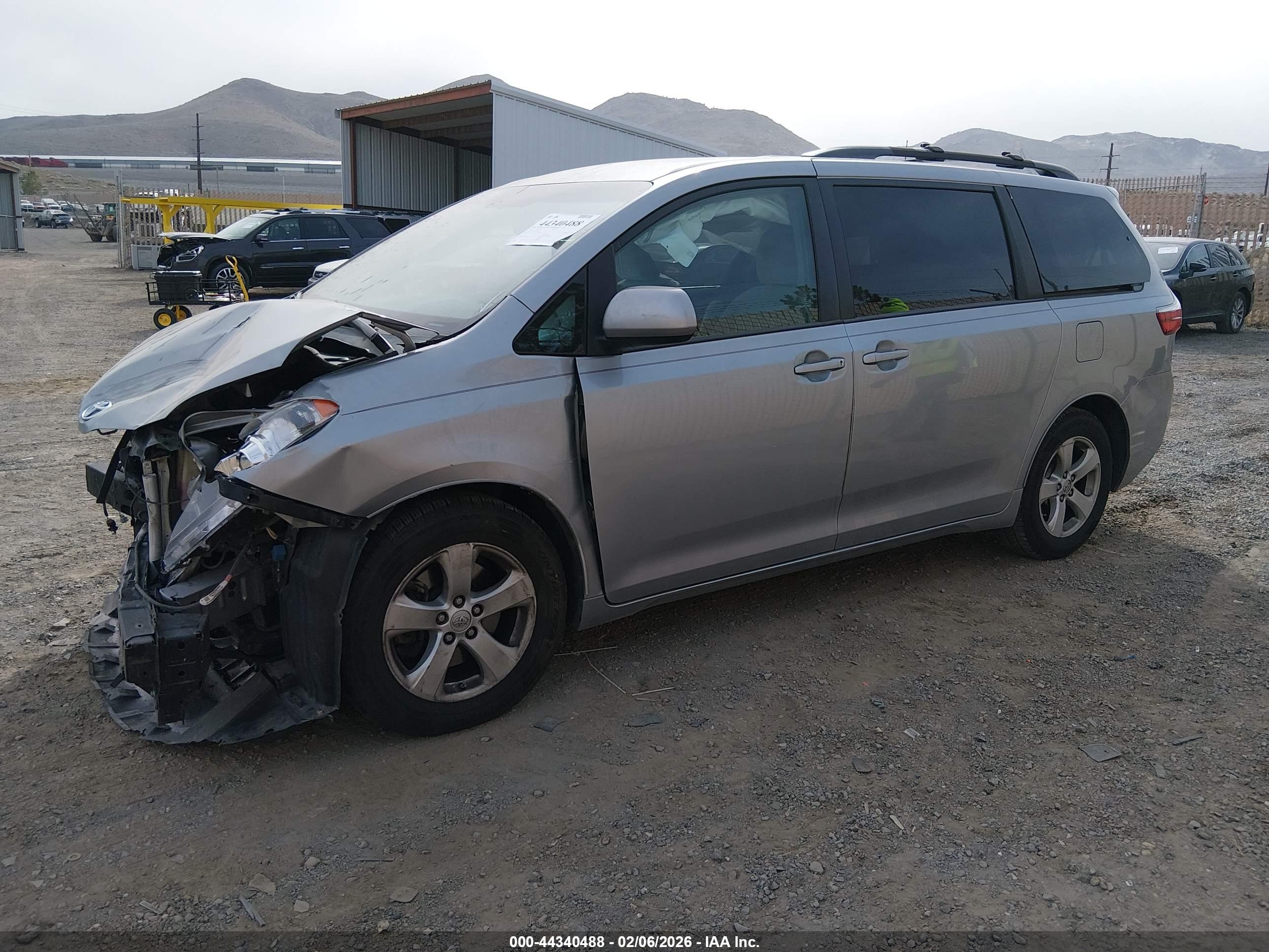 TOYOTA SIENNA image 2