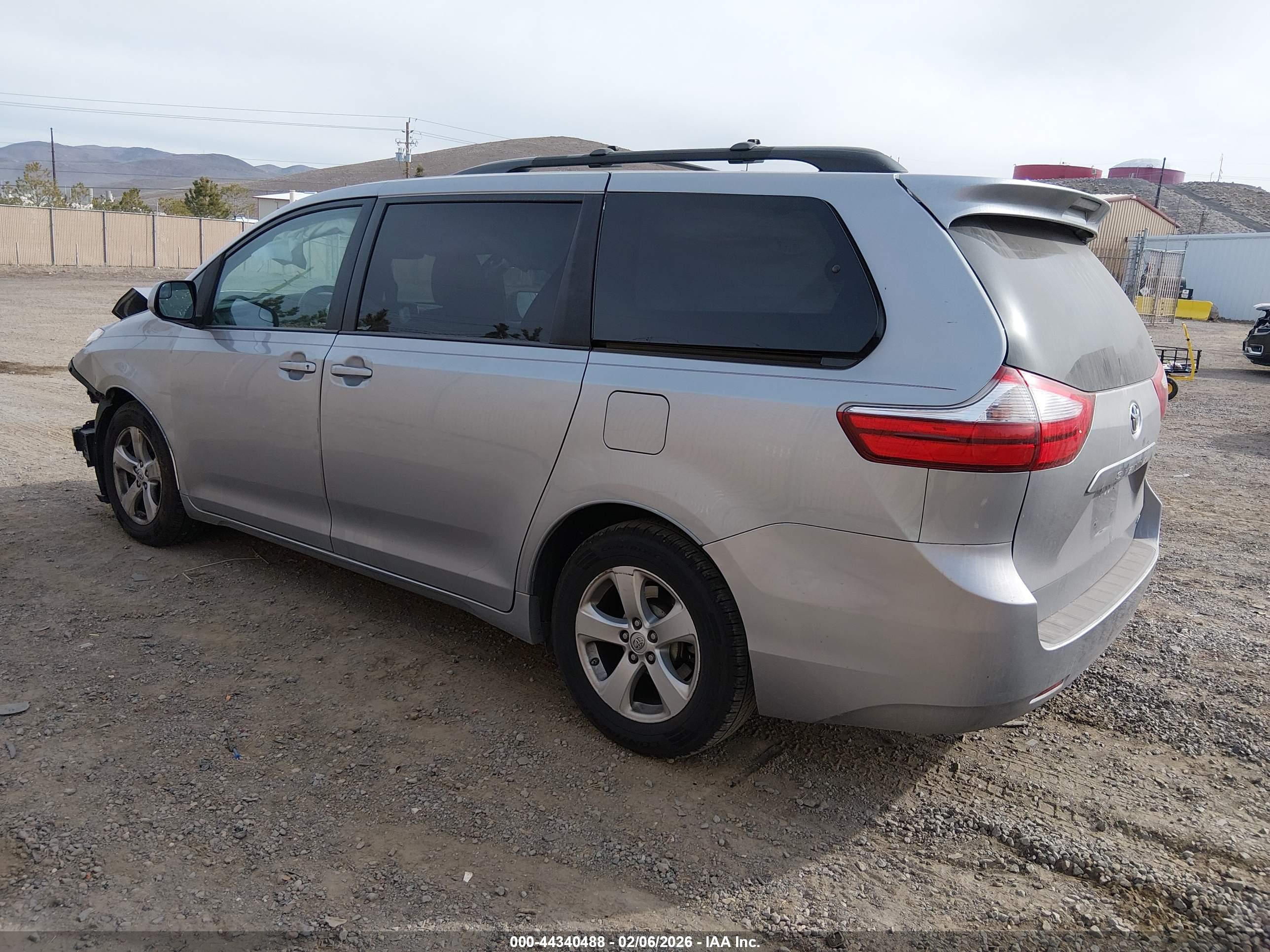 TOYOTA SIENNA image 3