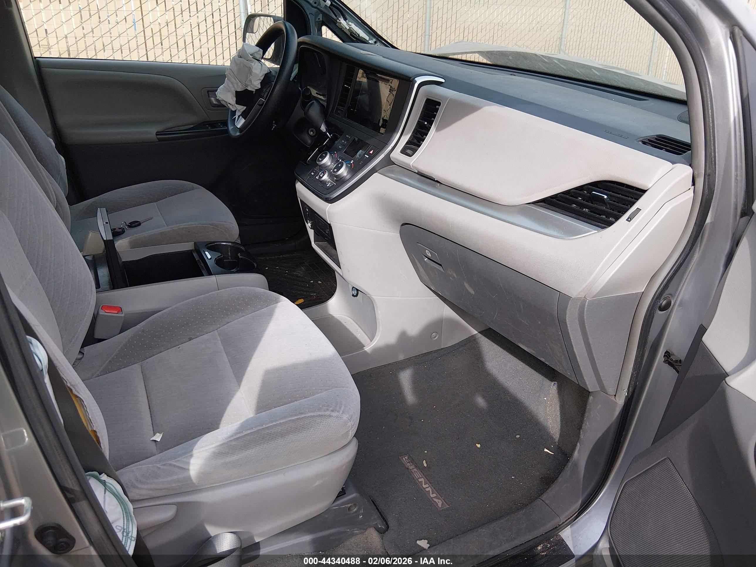 TOYOTA SIENNA image 5