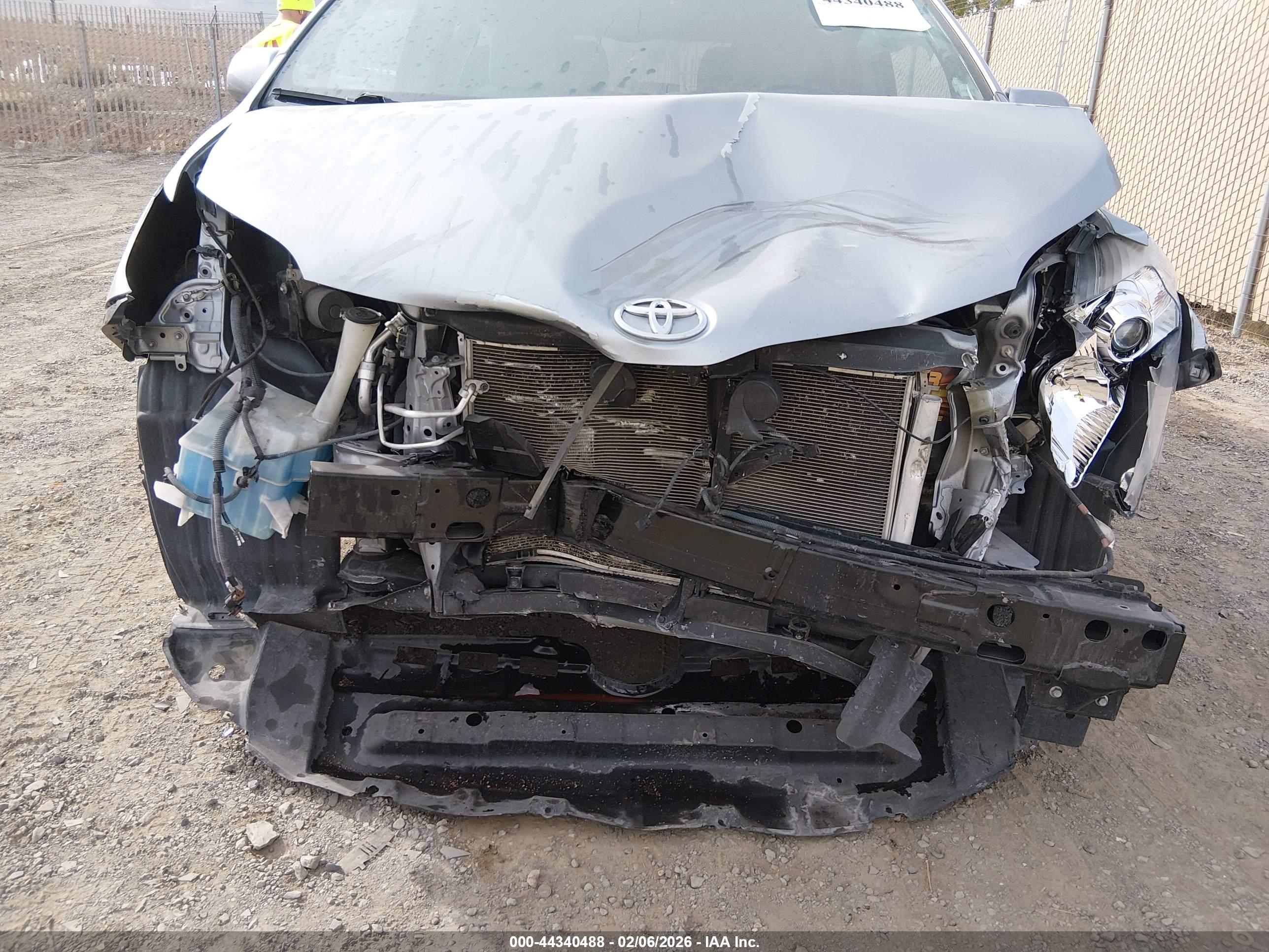 TOYOTA SIENNA image 6