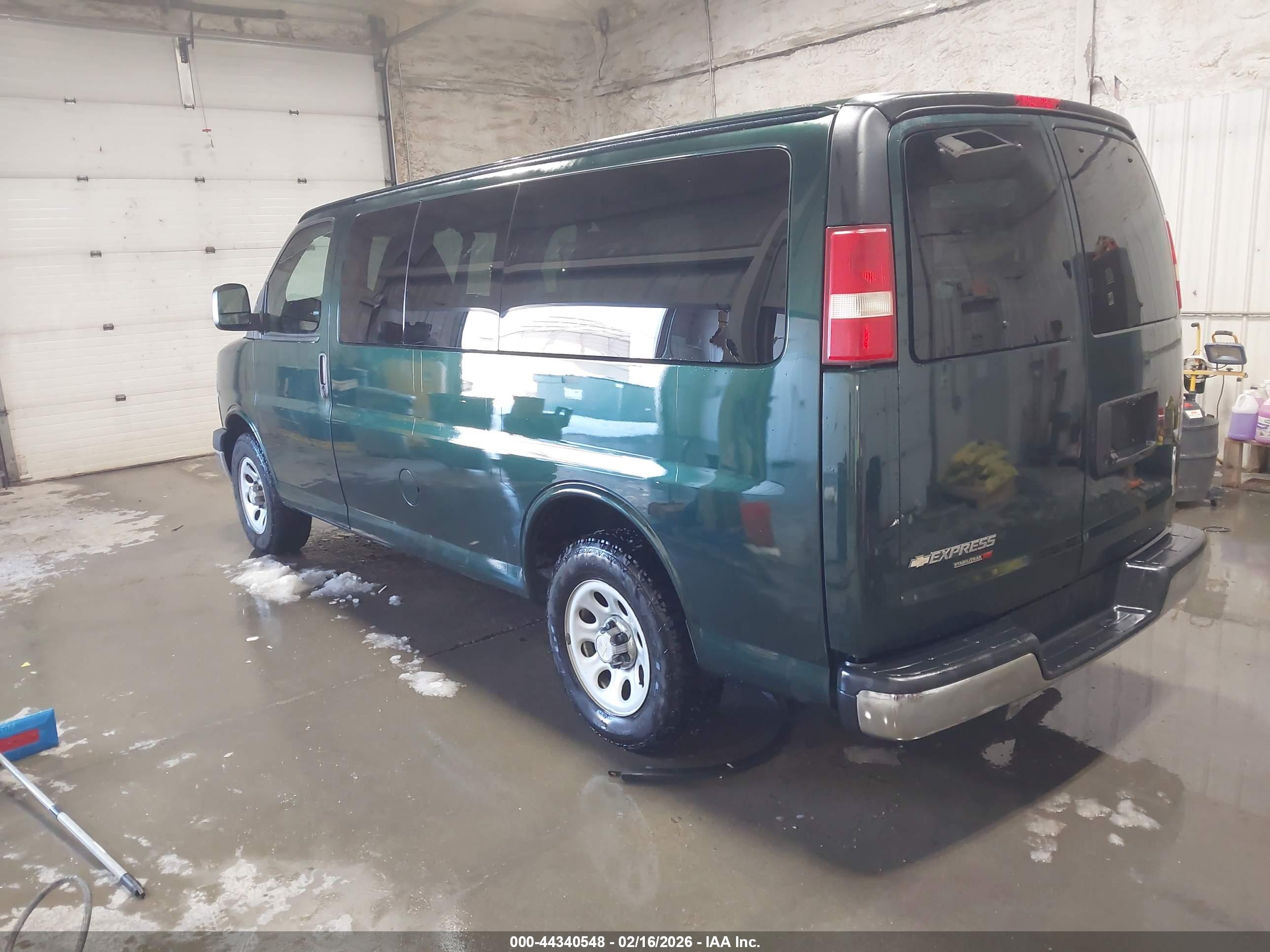 CHEVROLET EXPRESS image 3
