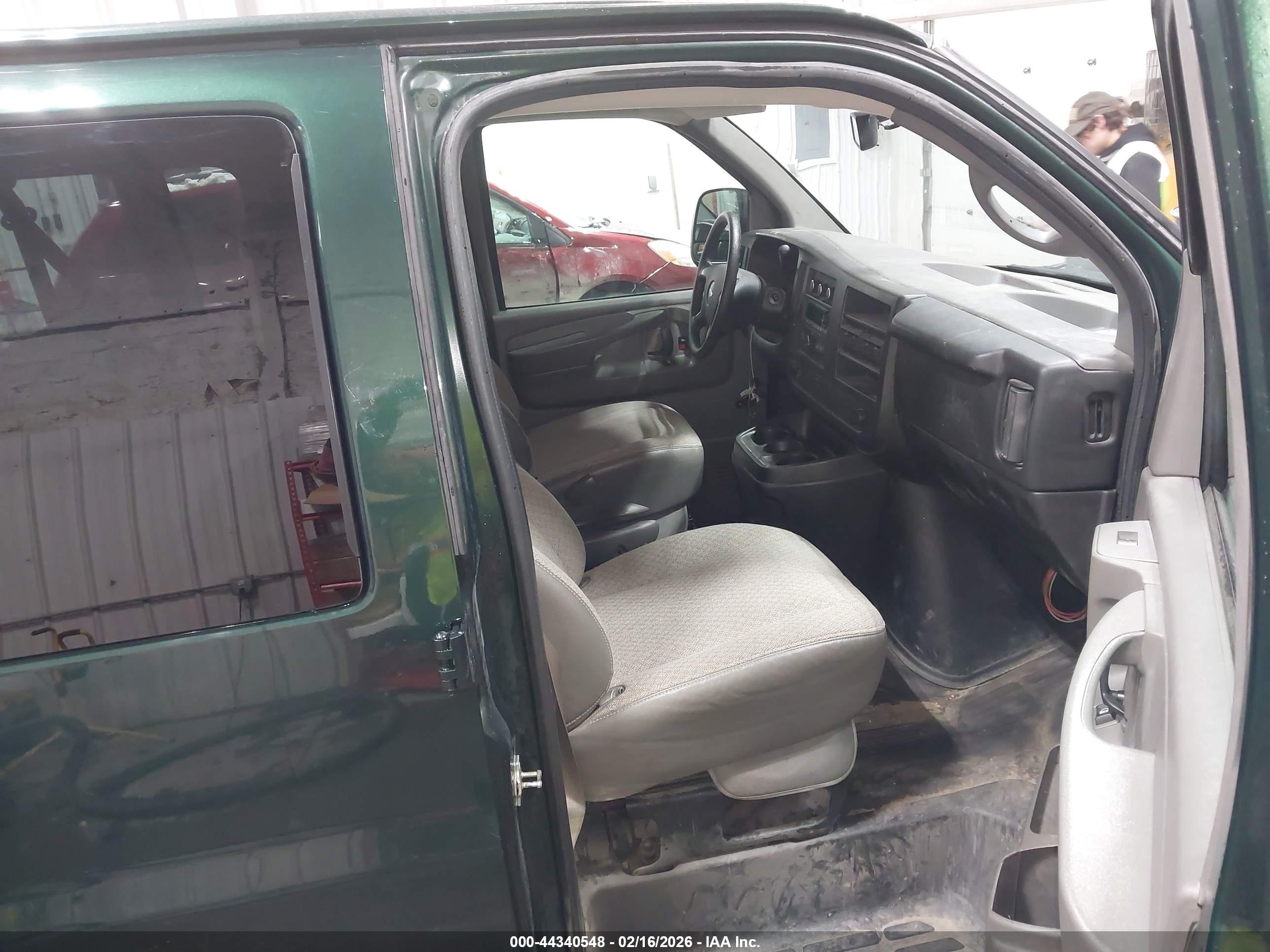 CHEVROLET EXPRESS image 5