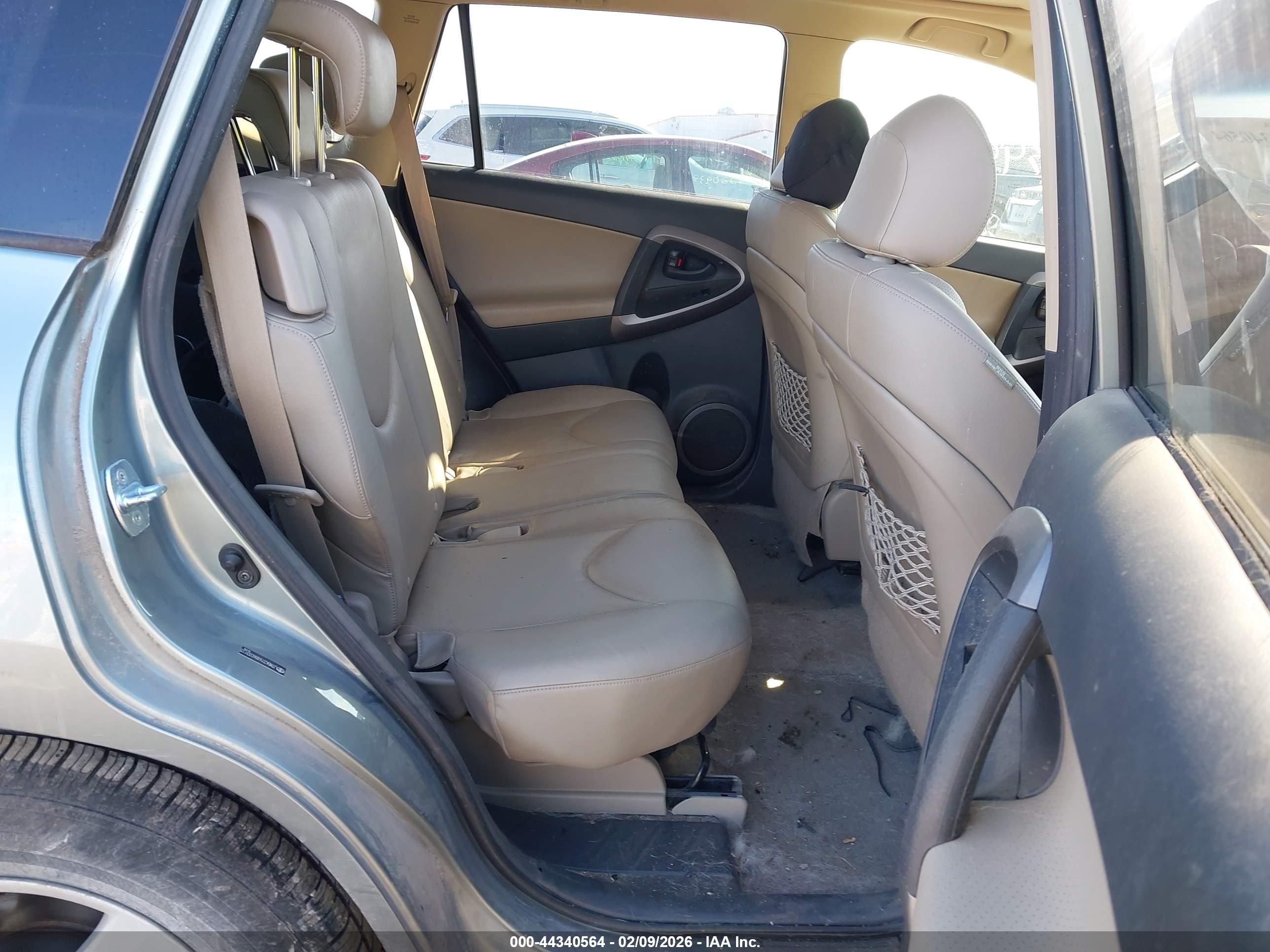 TOYOTA RAV4 image 8