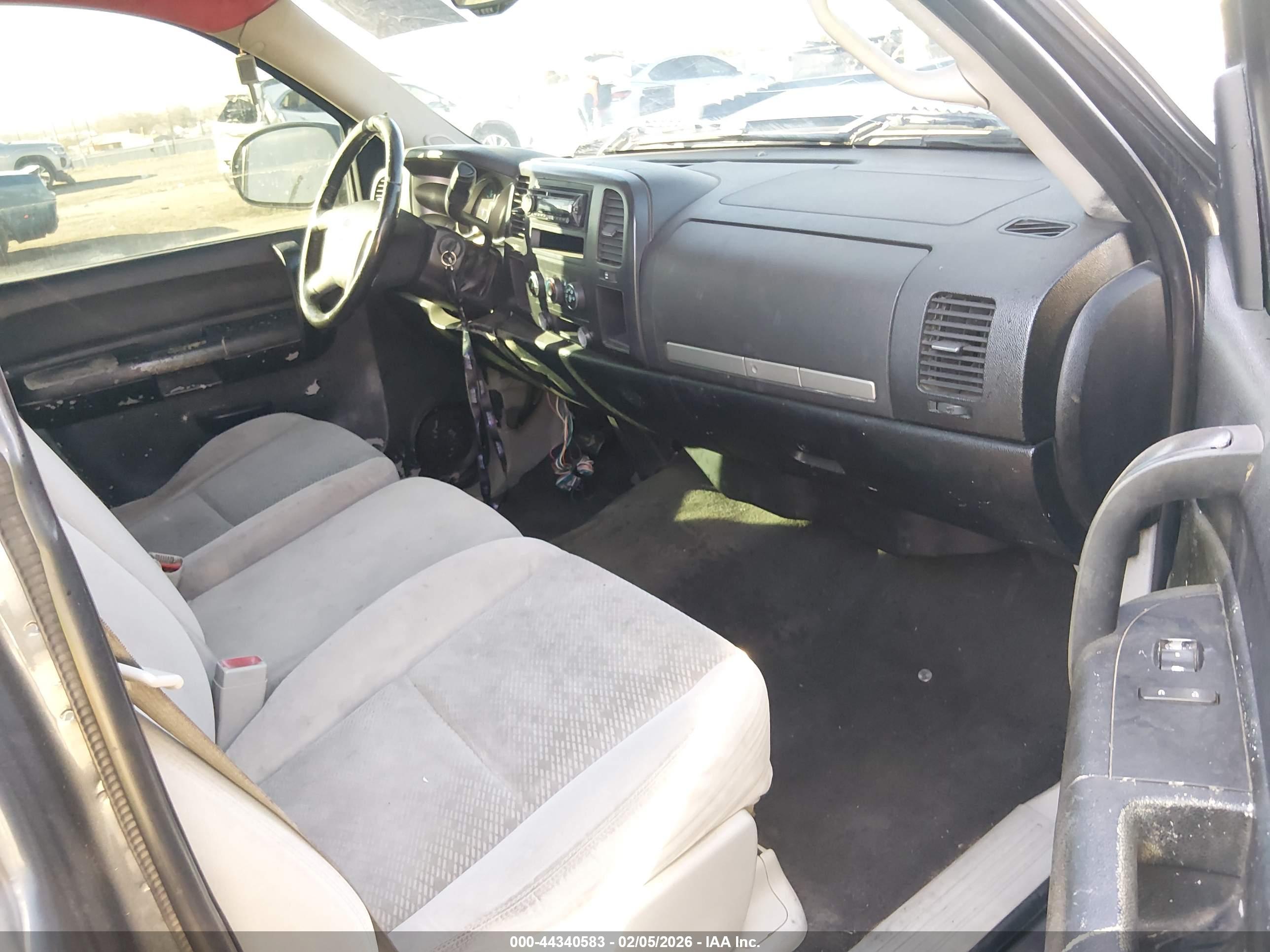 CHEVROLET SILVERADO image 5