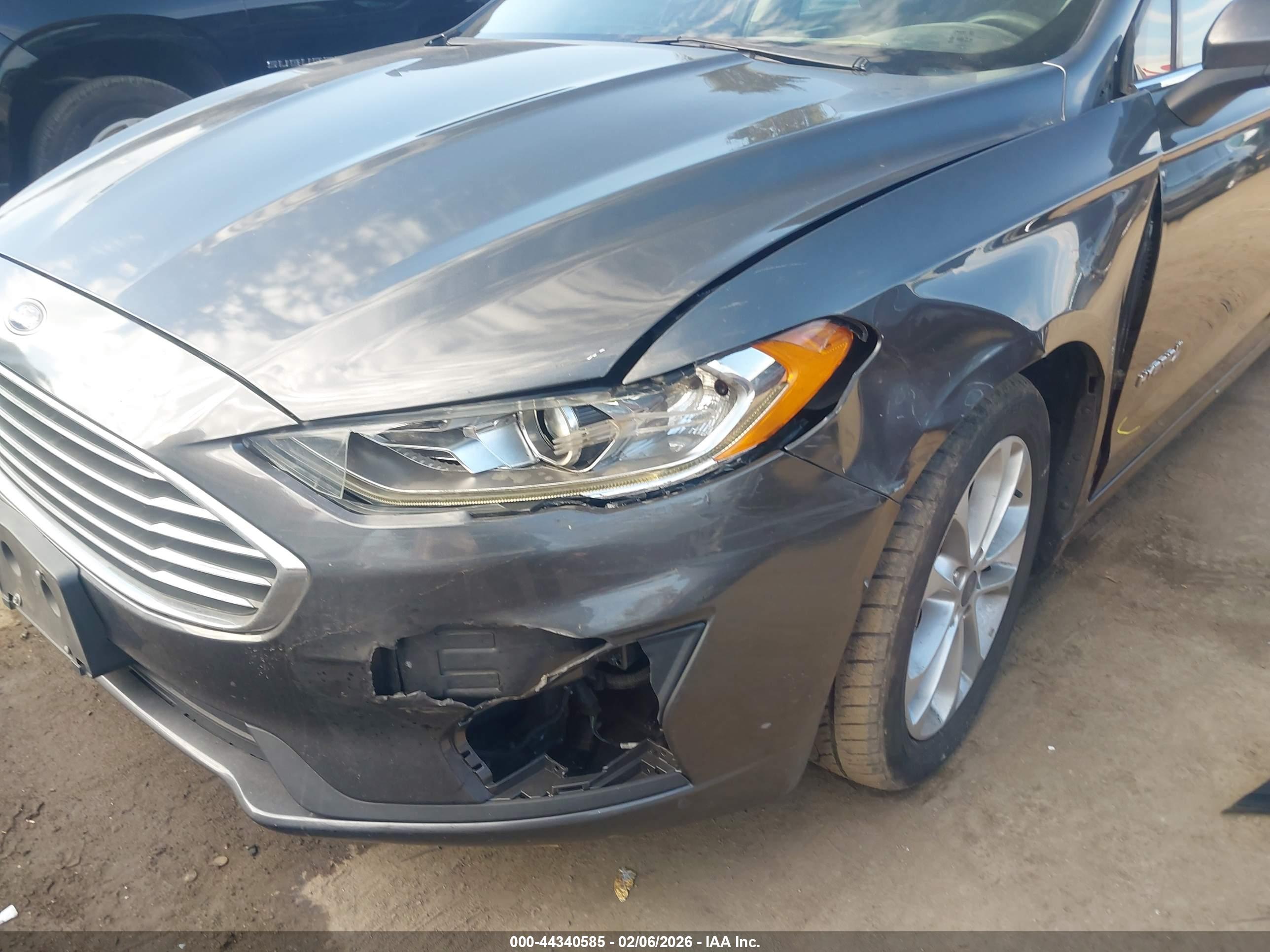 FORD FUSION image 6