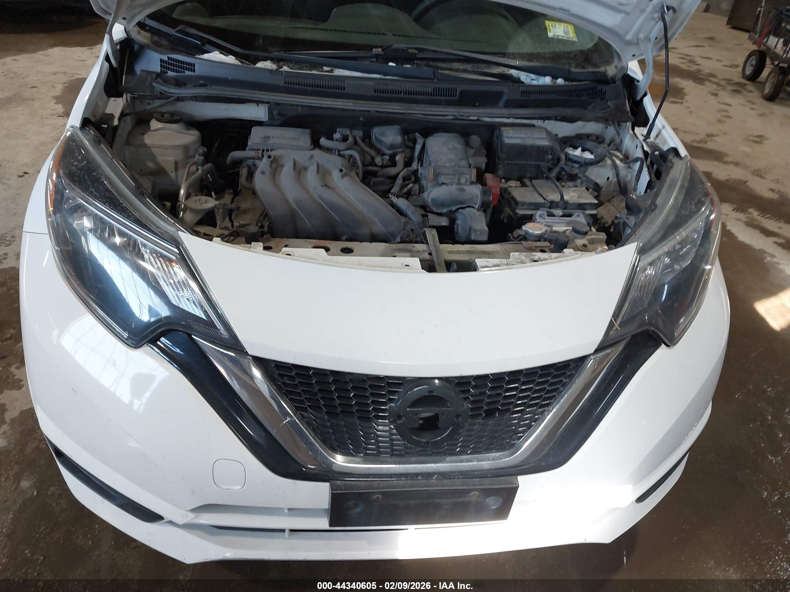 NISSAN VERSA image 10