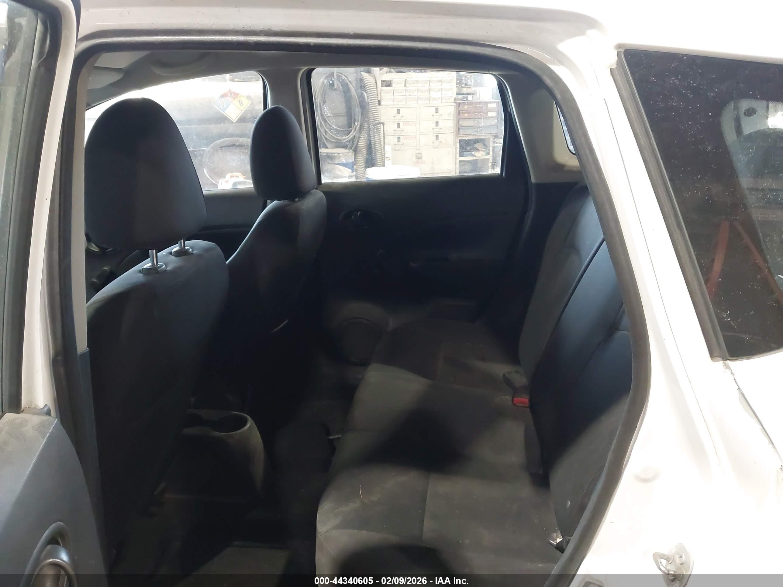 NISSAN VERSA image 8