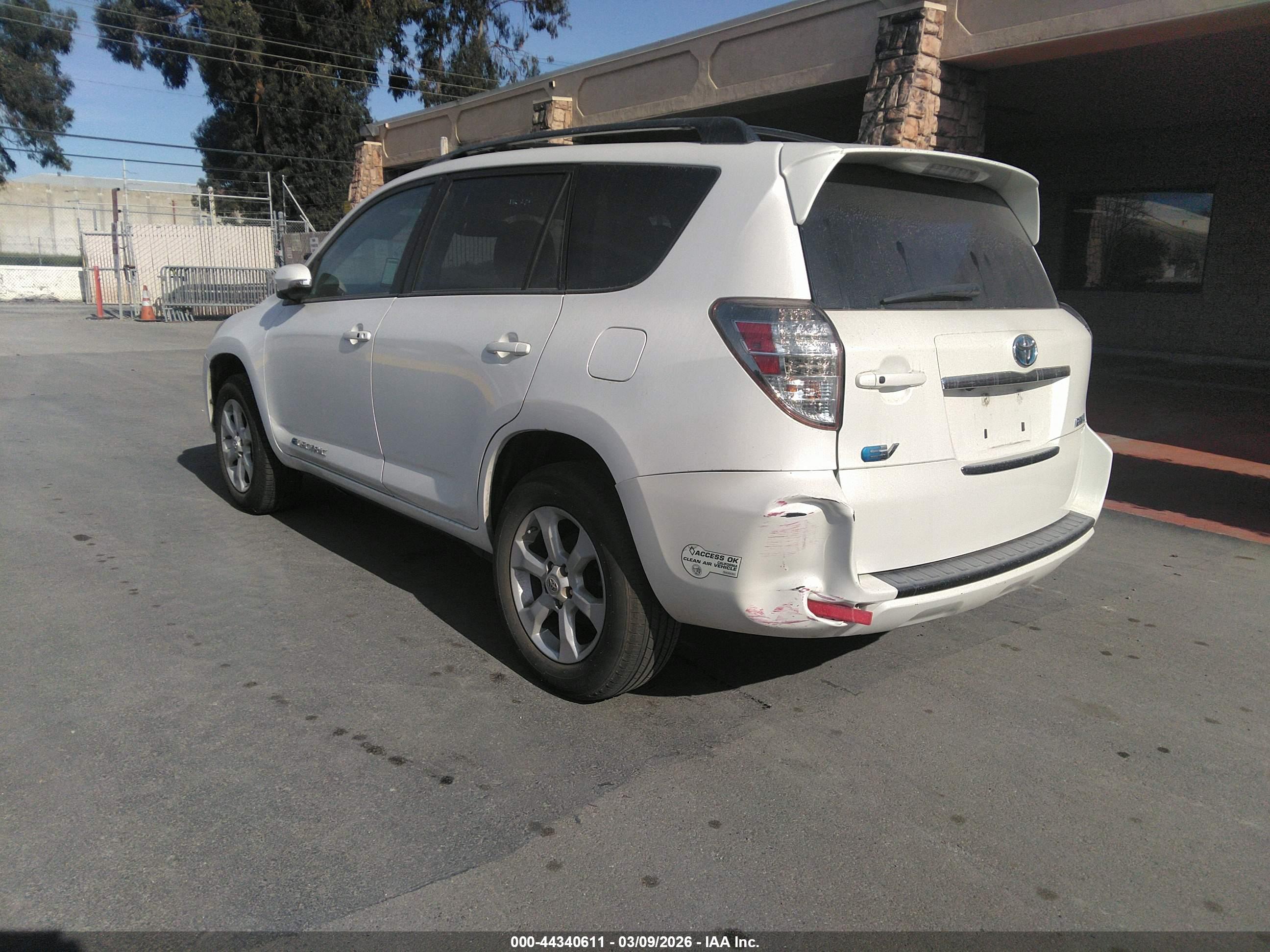 TOYOTA RAV4 image 3