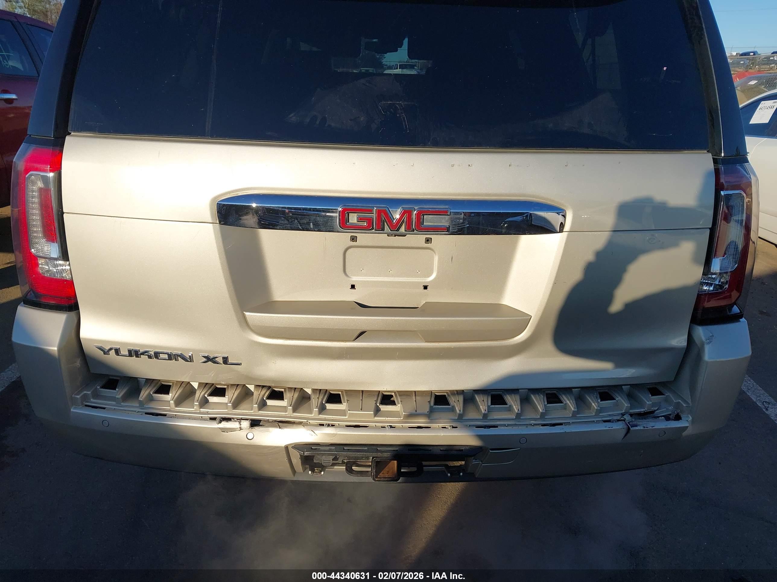 GMC YUKON image 6