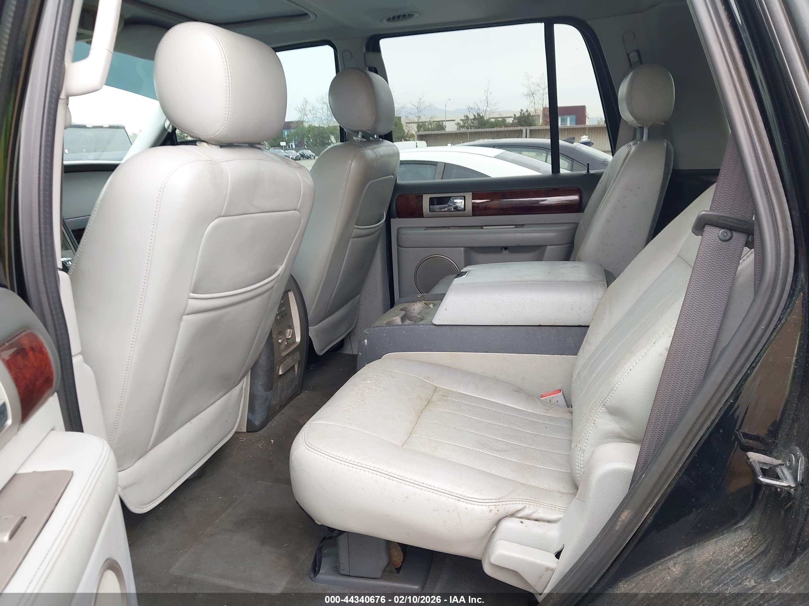 LINCOLN NAVIGATOR image 8