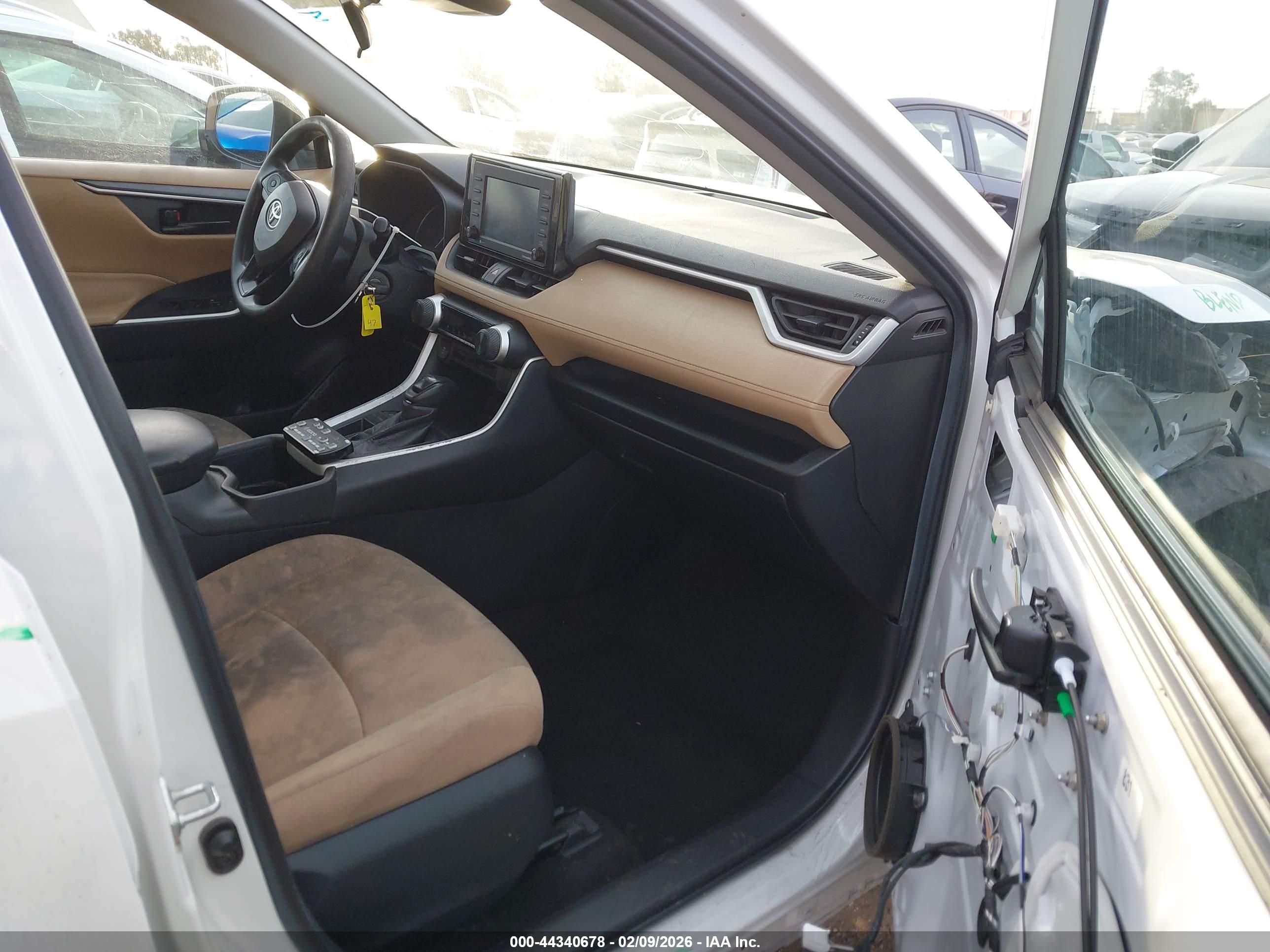 TOYOTA RAV4 image 5