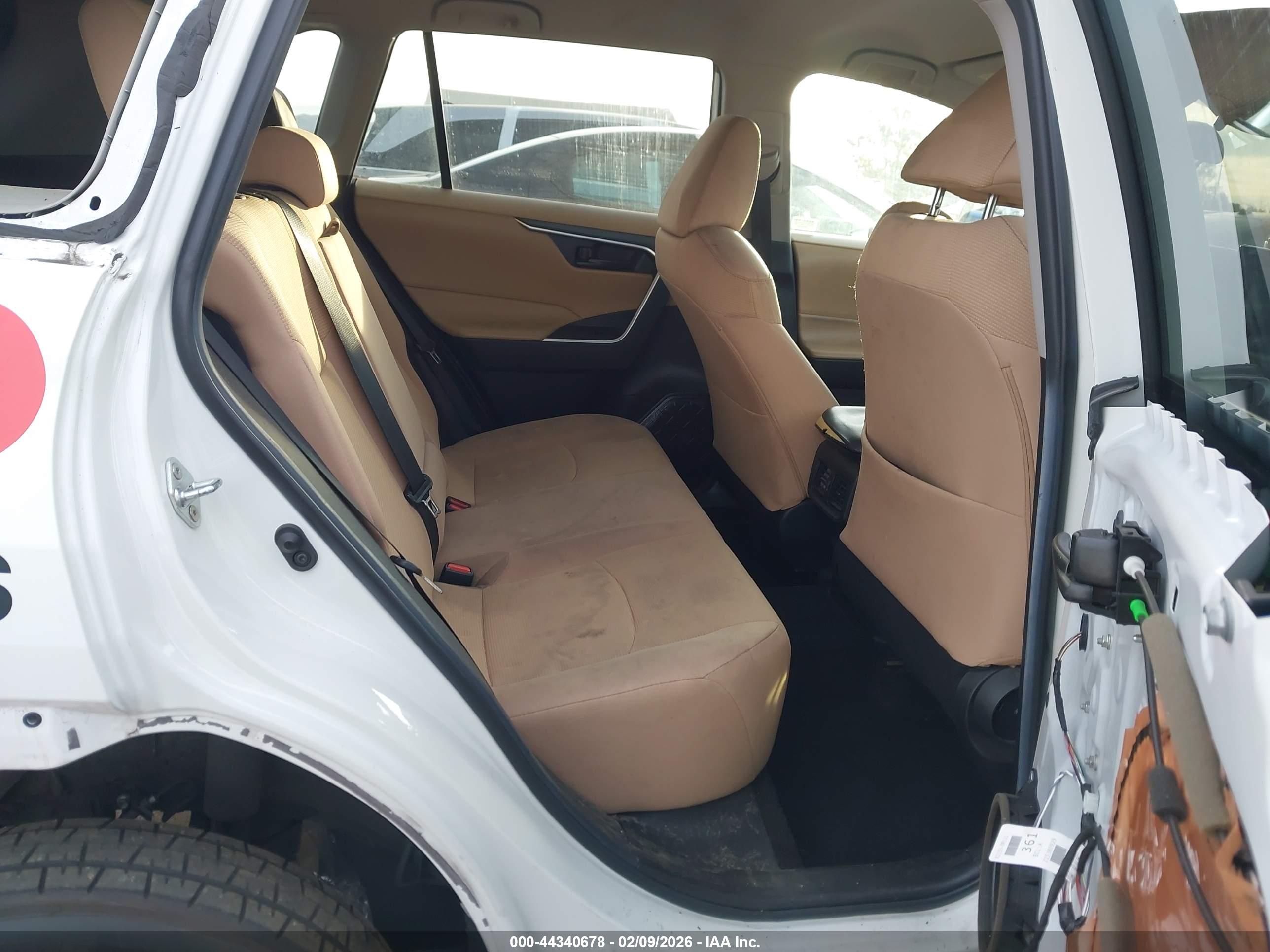 TOYOTA RAV4 image 8