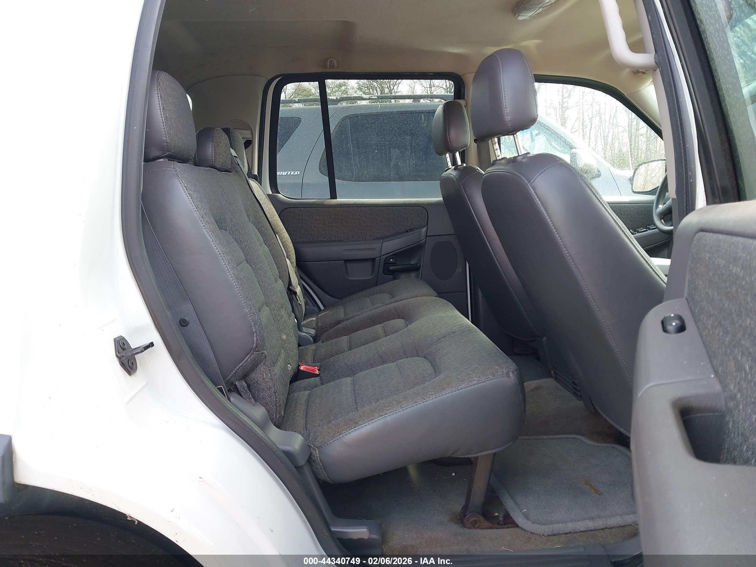 FORD EXPLORER image 8