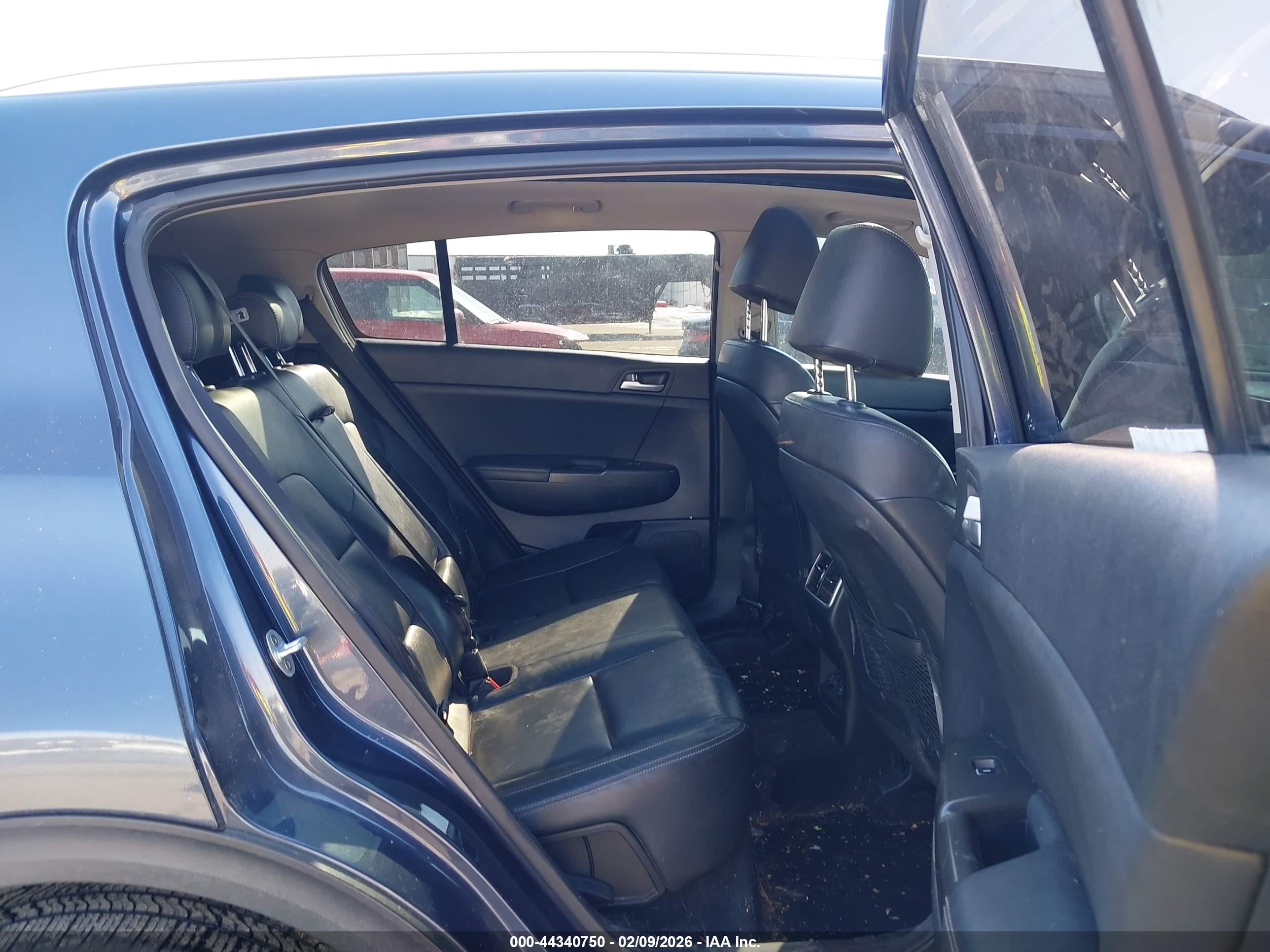 KIA SPORTAGE image 8