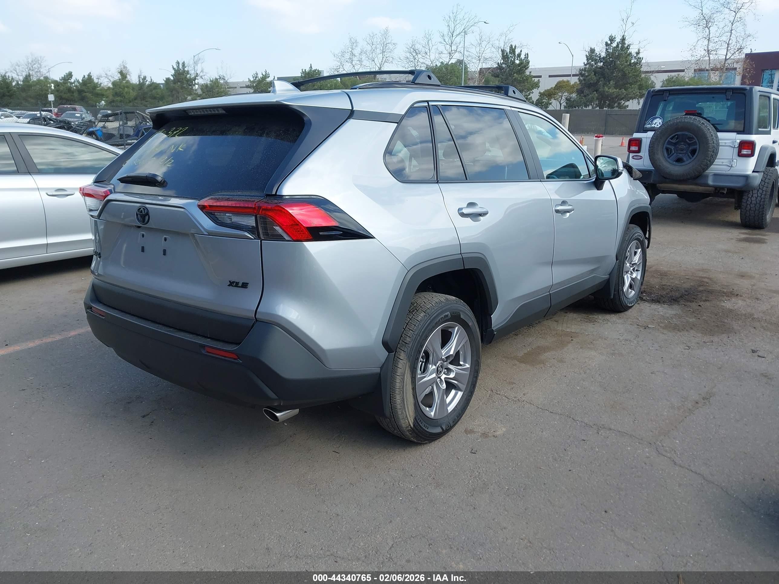 TOYOTA RAV4 image 4