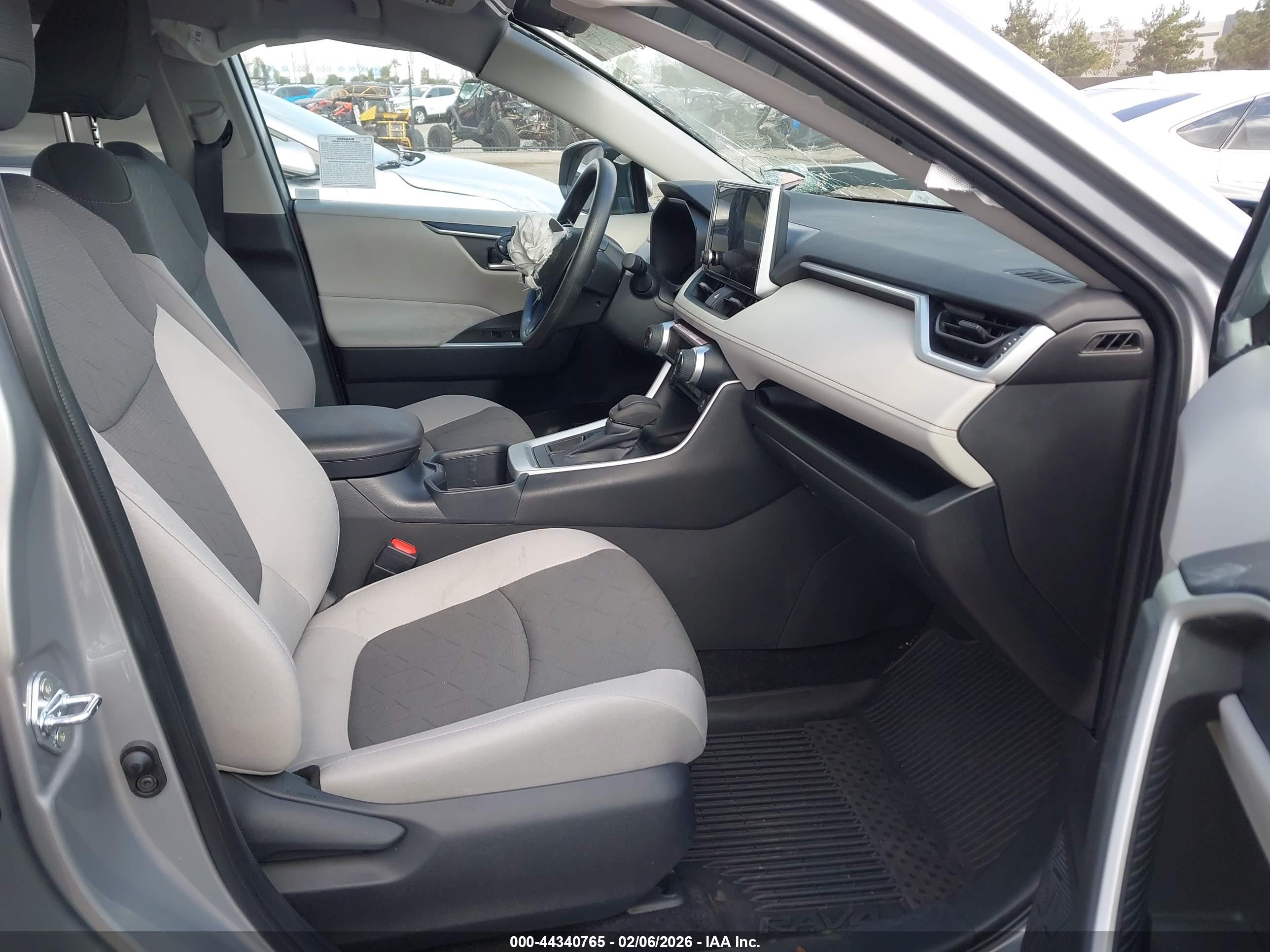 TOYOTA RAV4 image 5