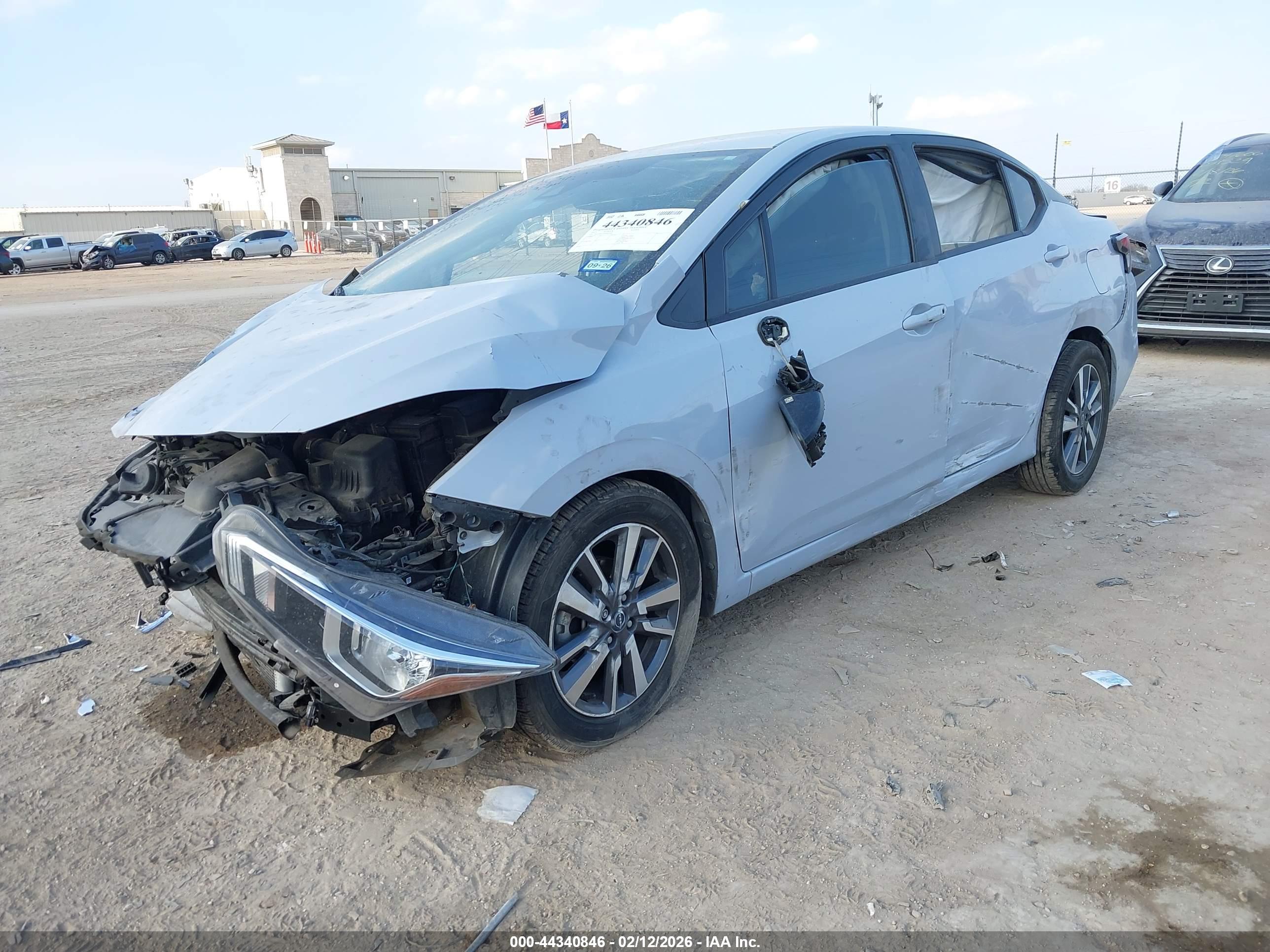NISSAN VERSA image 2