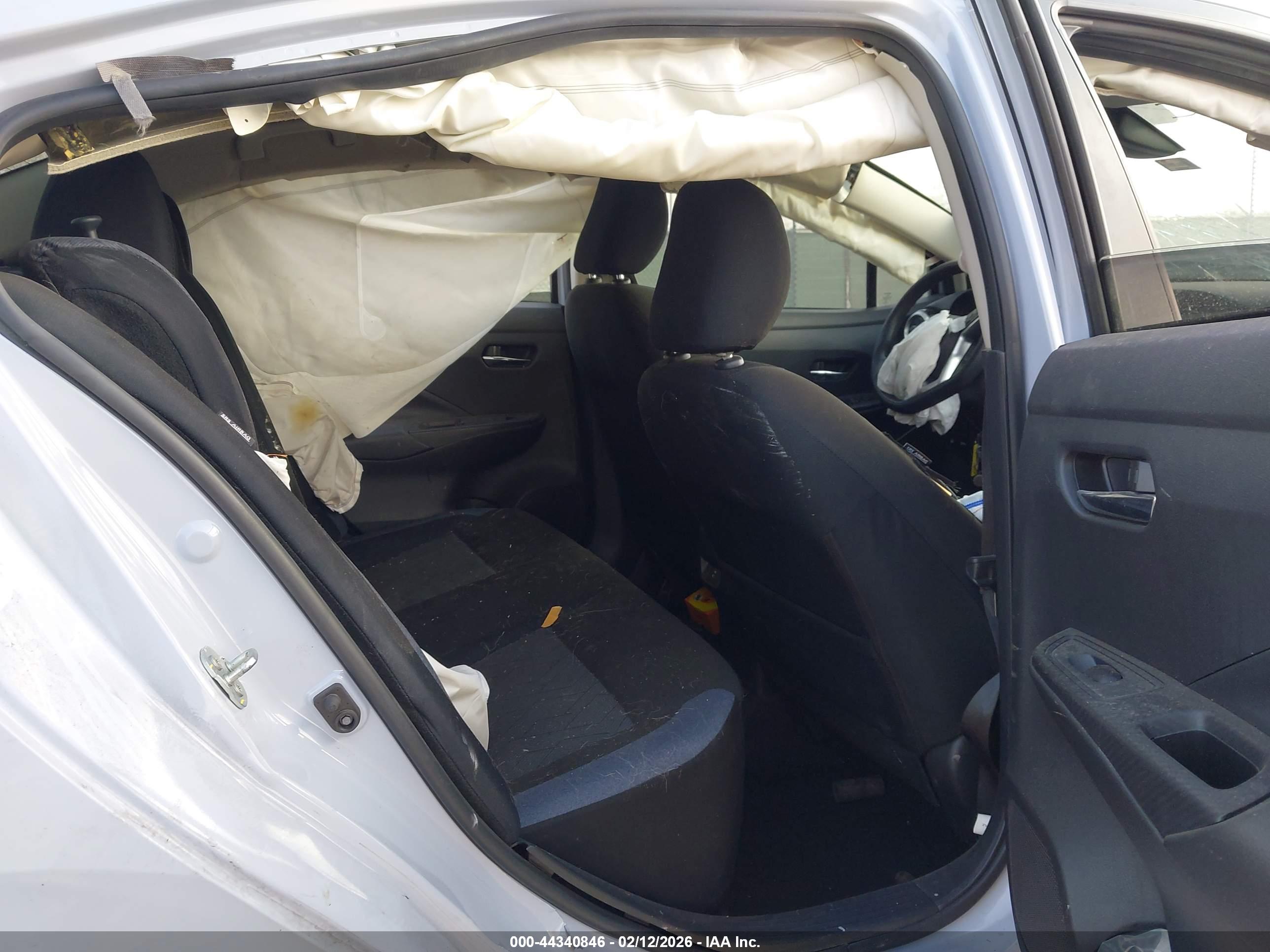 NISSAN VERSA image 8