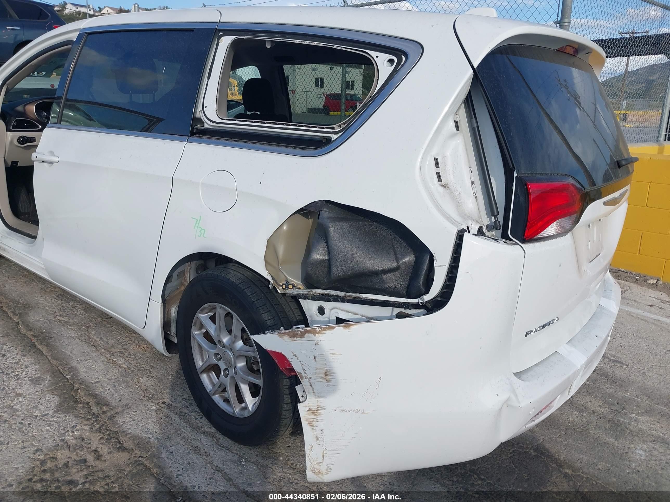 CHRYSLER PACIFICA image 6
