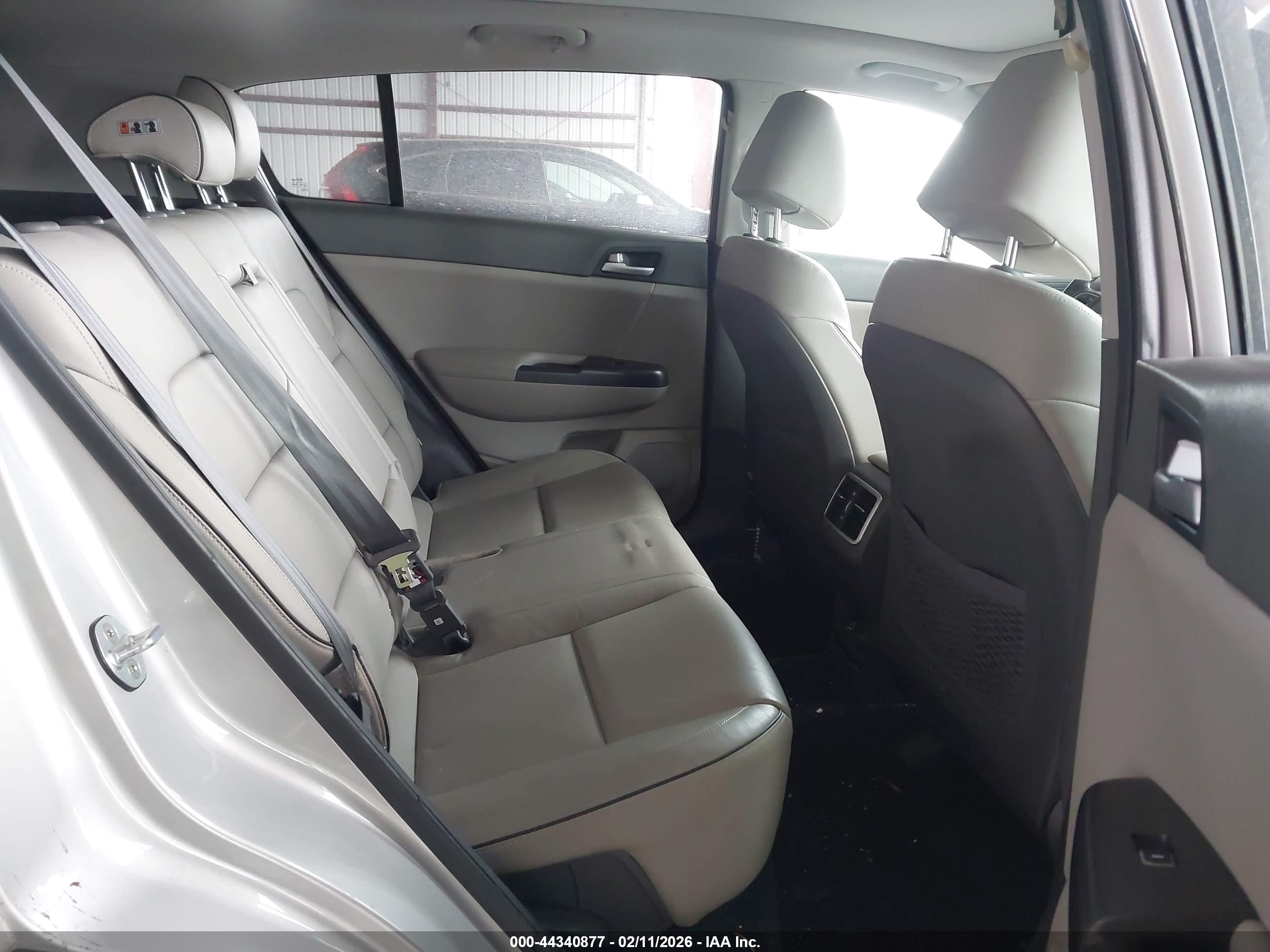 KIA SPORTAGE image 8