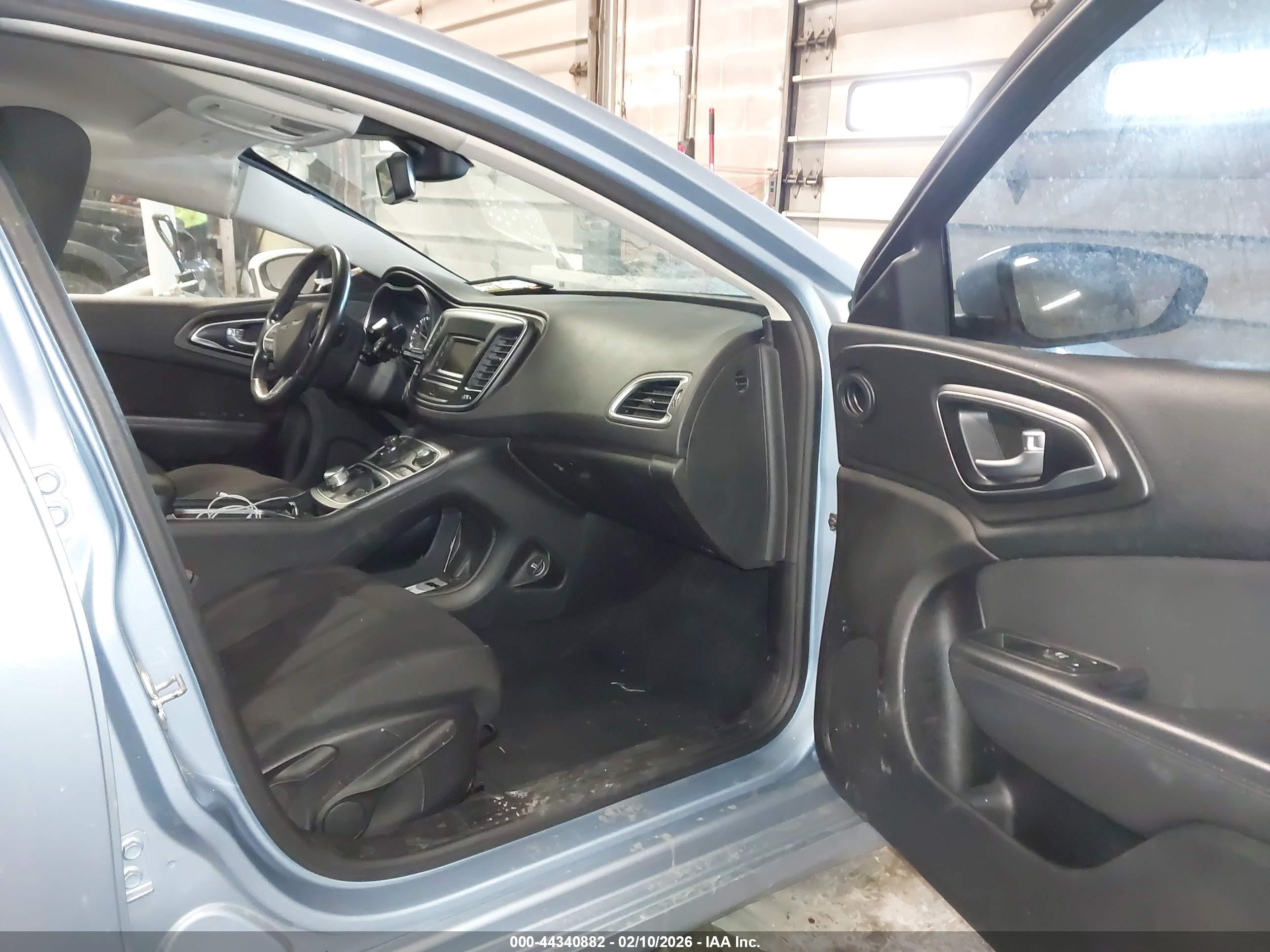 CHRYSLER 200 image 5