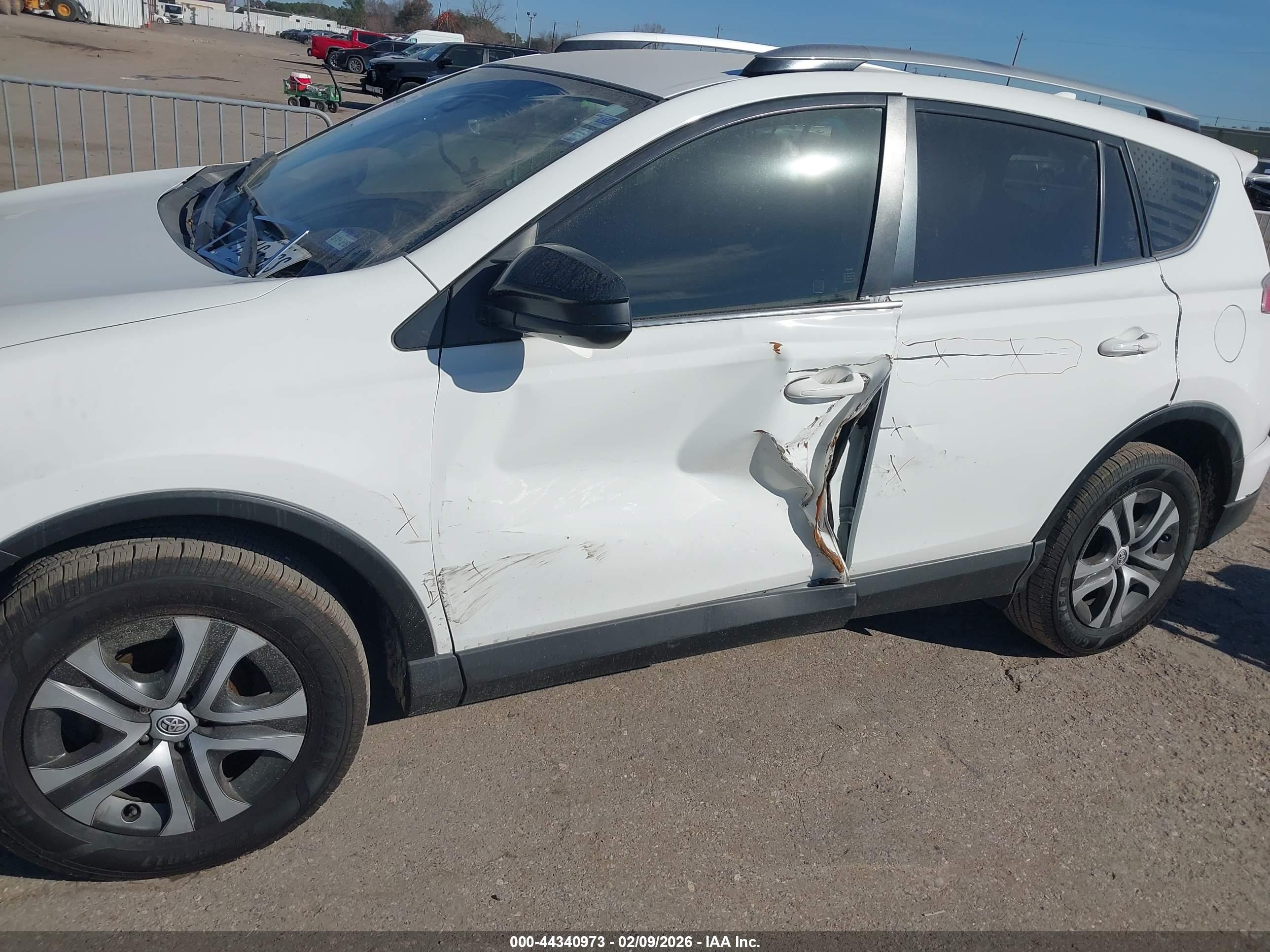 TOYOTA RAV4 image 6
