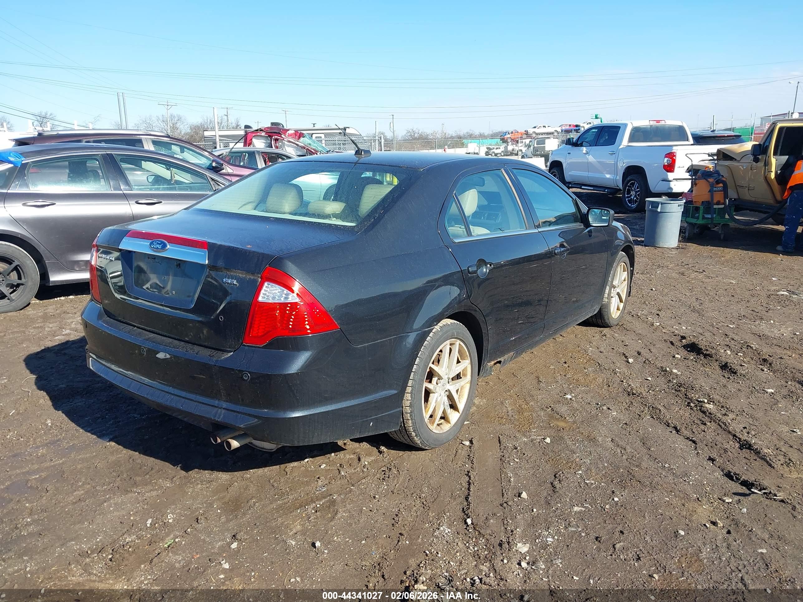 FORD FUSION image 4