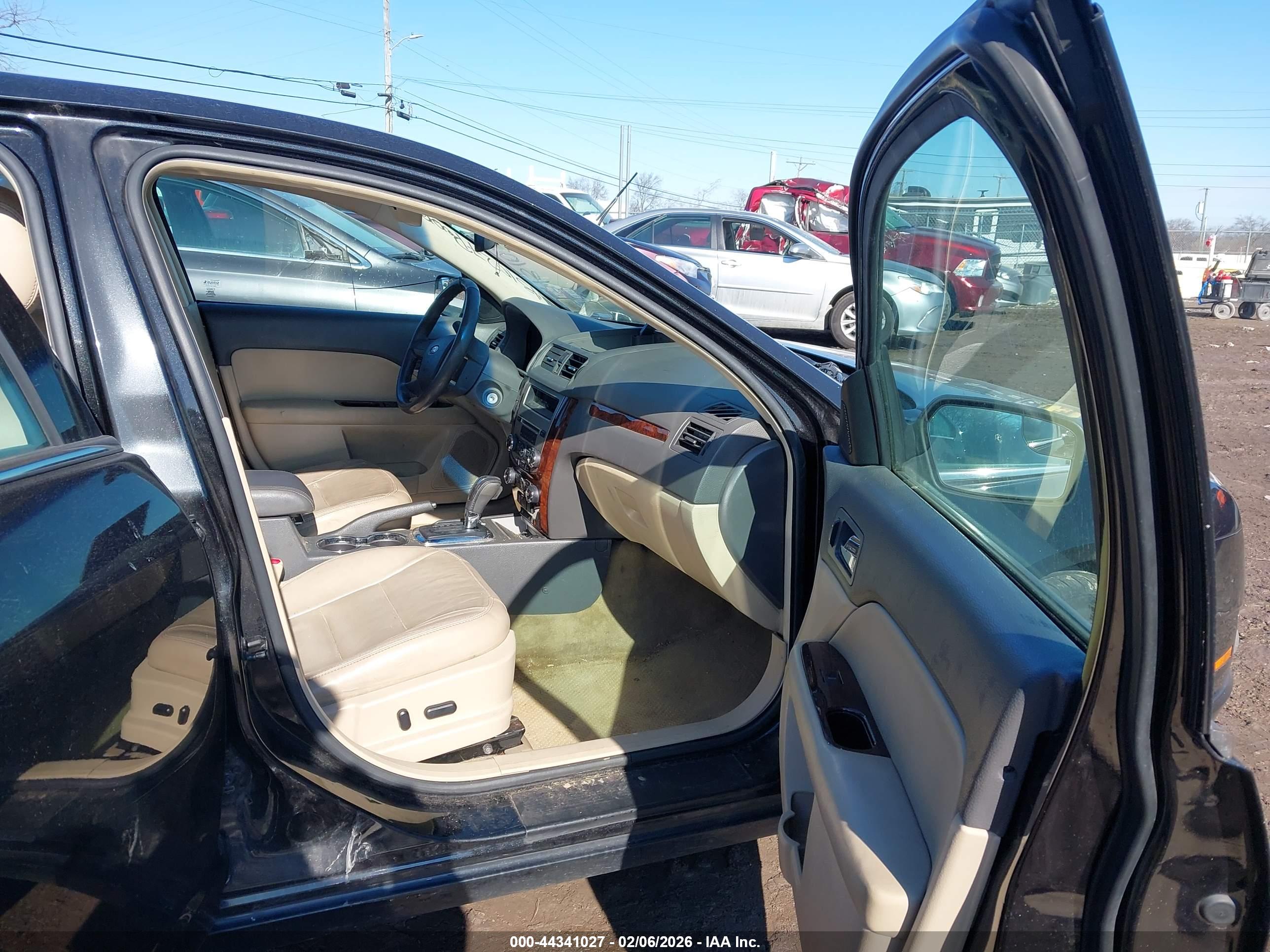 FORD FUSION image 5