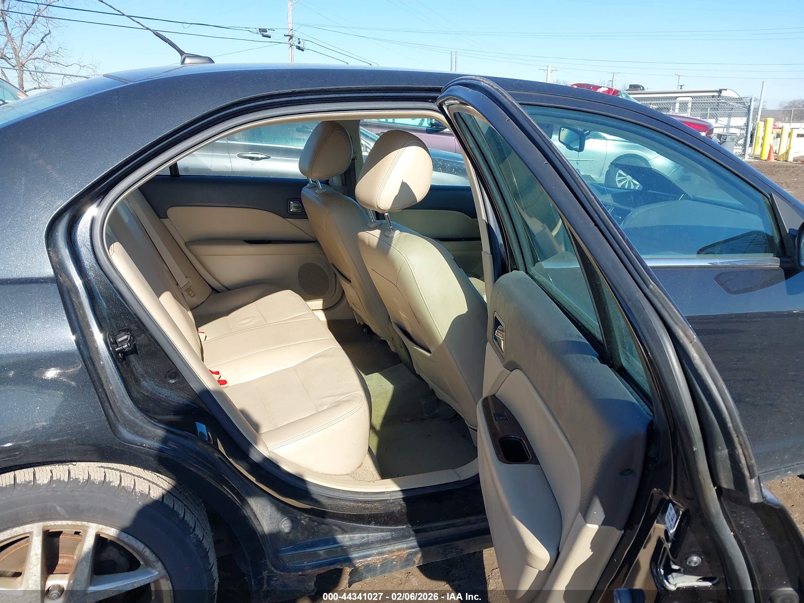 FORD FUSION image 8