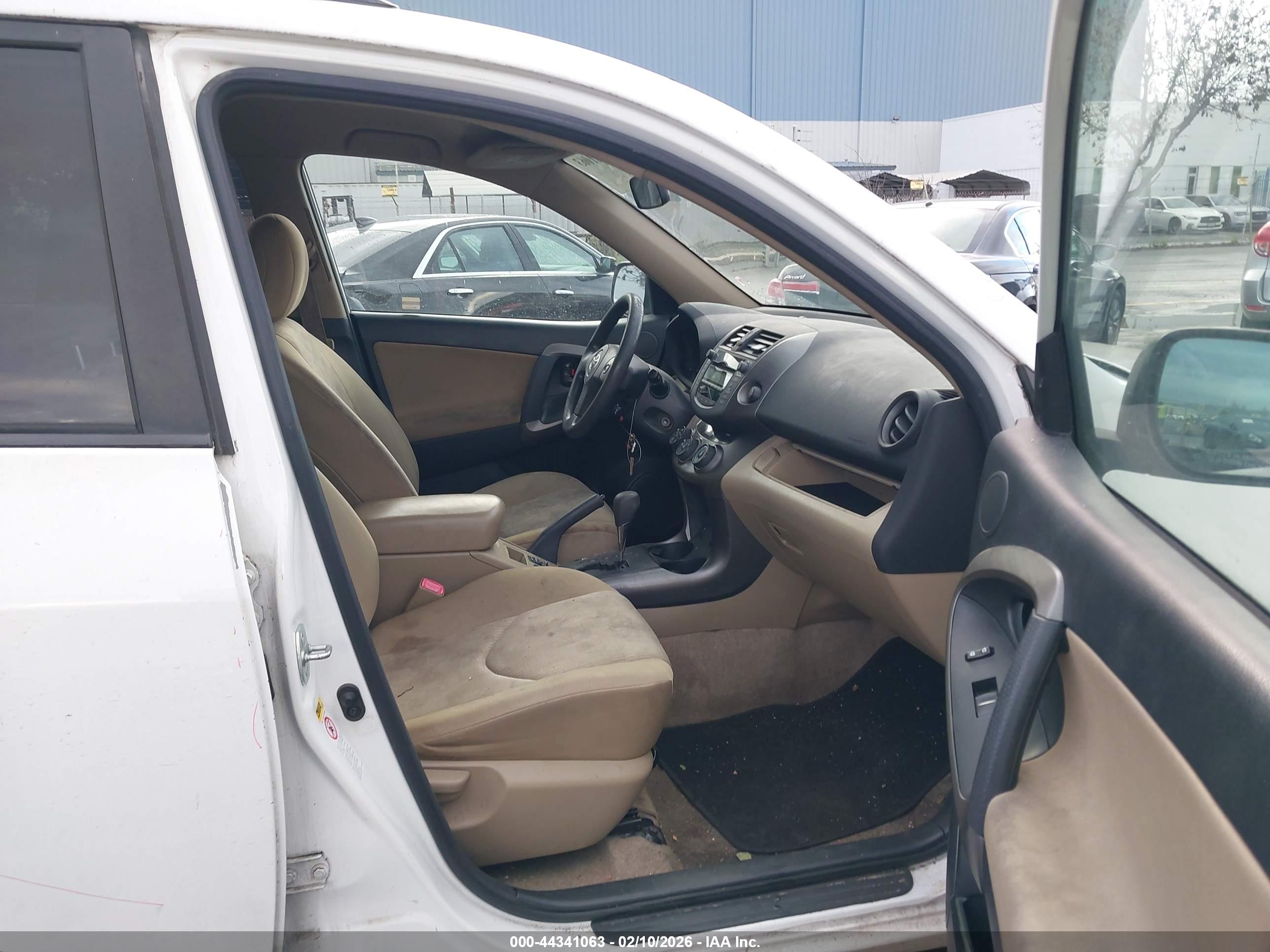TOYOTA RAV4 image 5