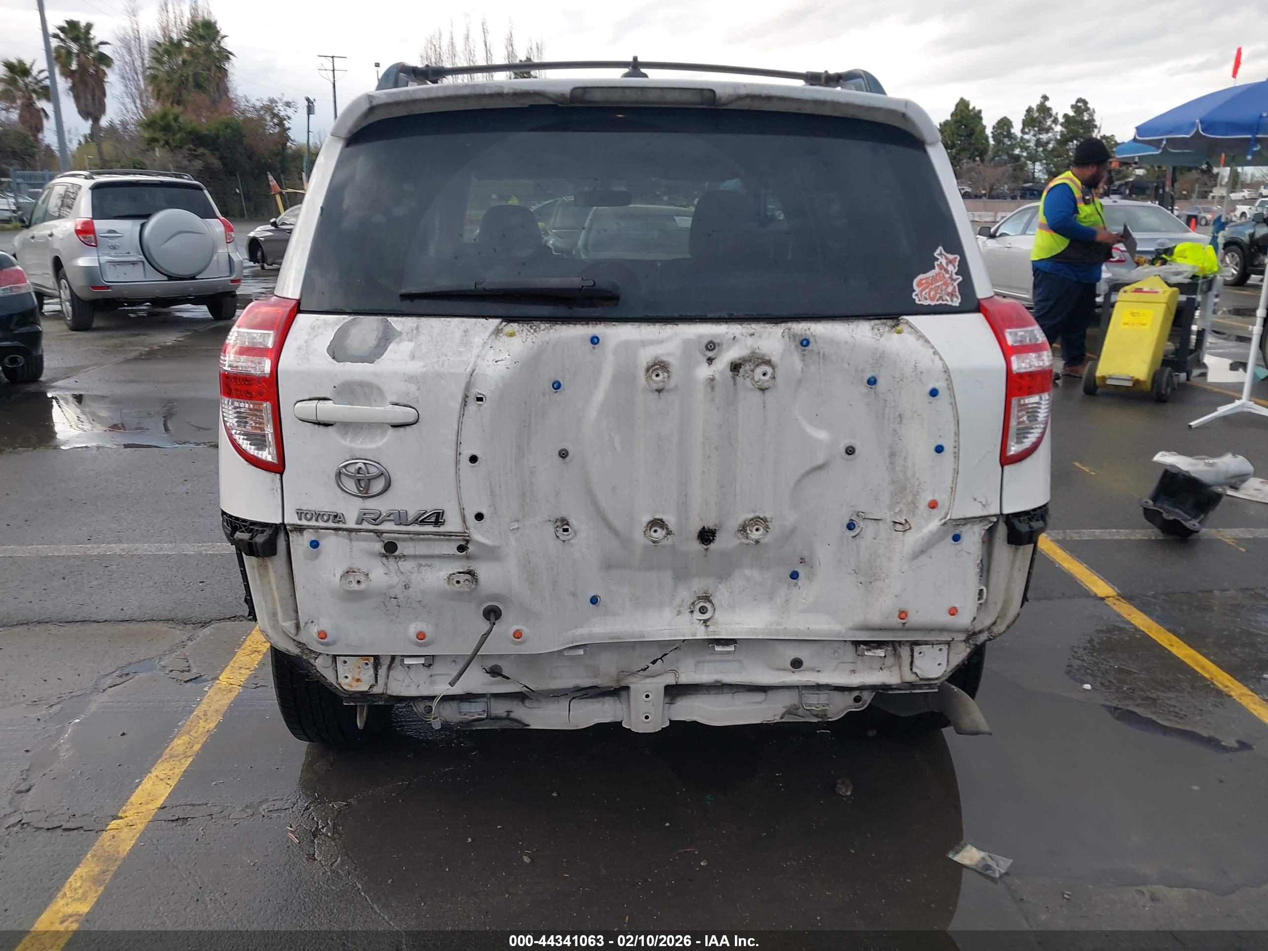 TOYOTA RAV4 image 6