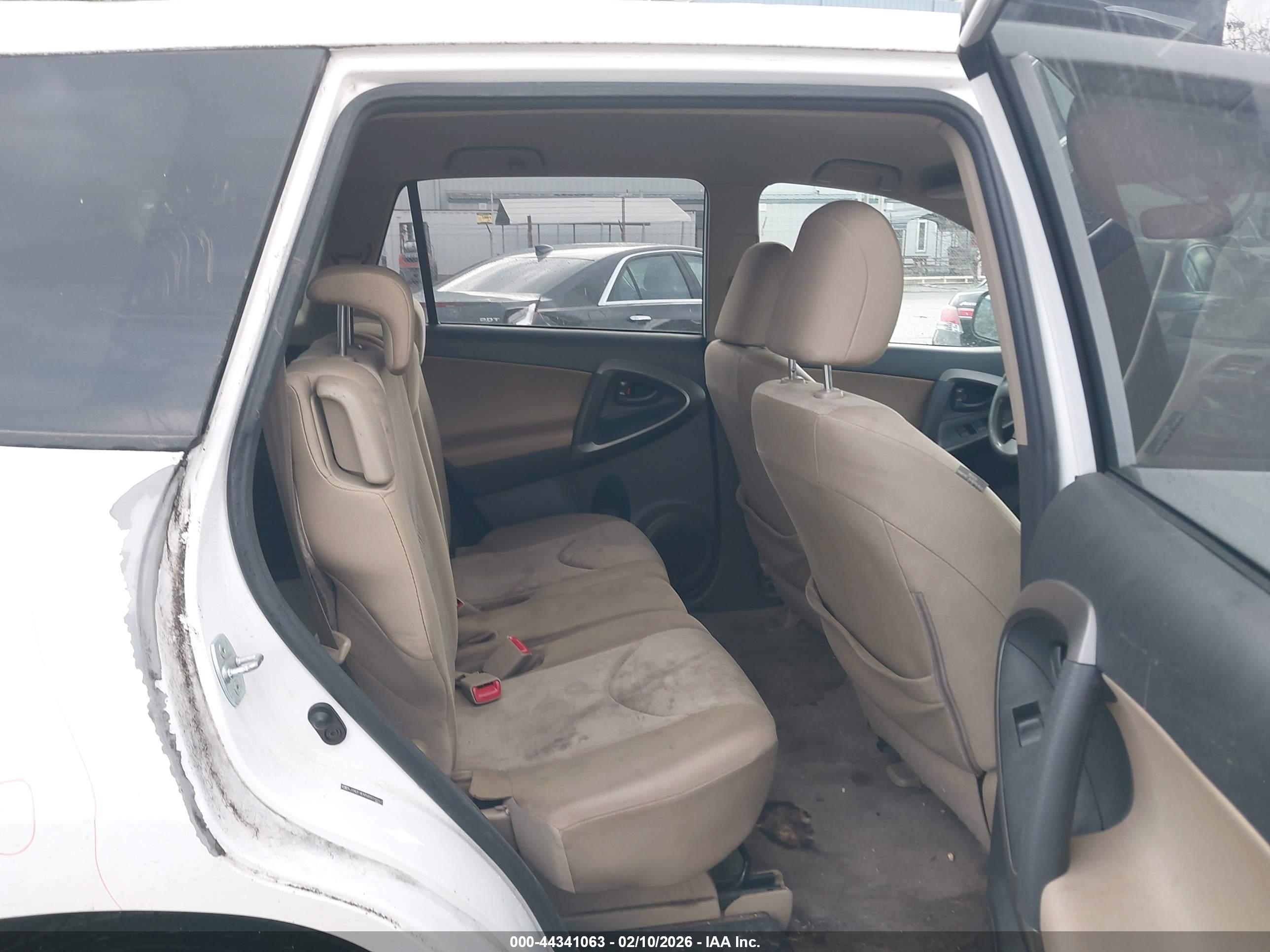 TOYOTA RAV4 image 8