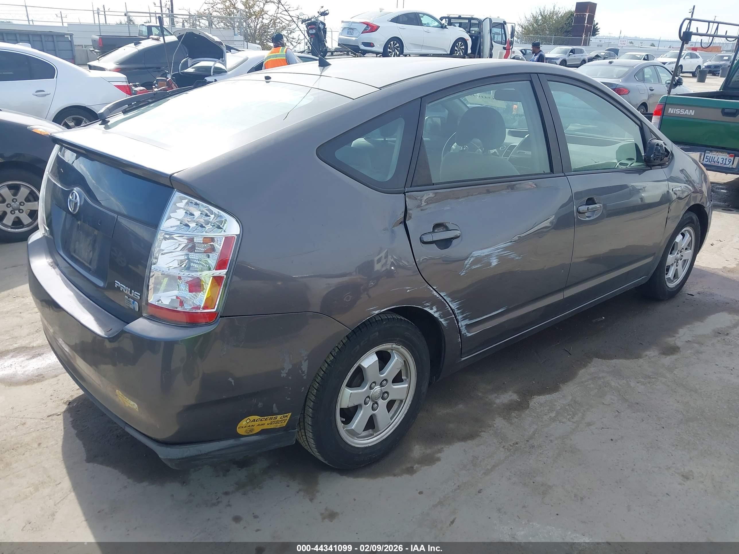 TOYOTA PRIUS image 4