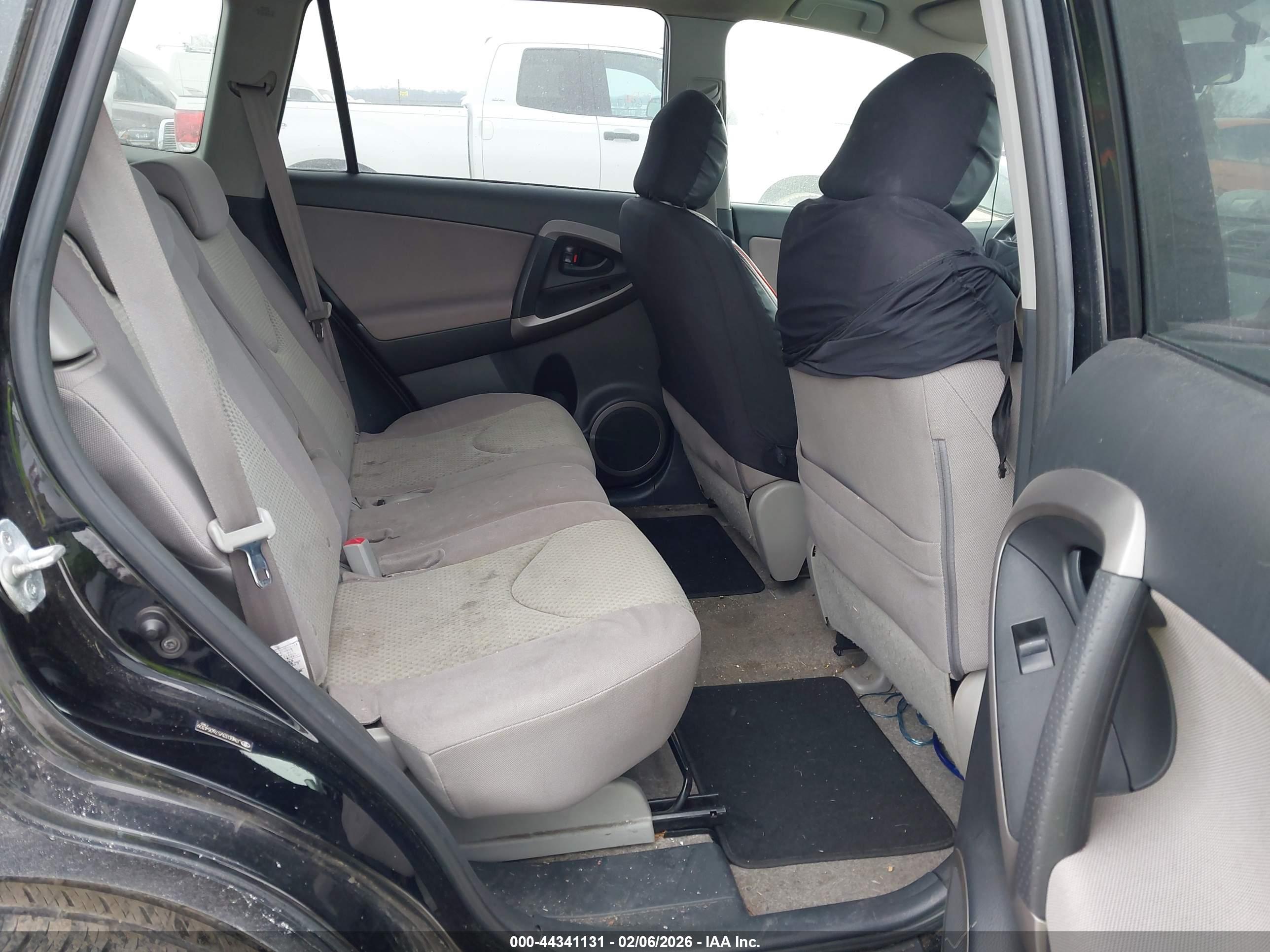 TOYOTA RAV4 image 8