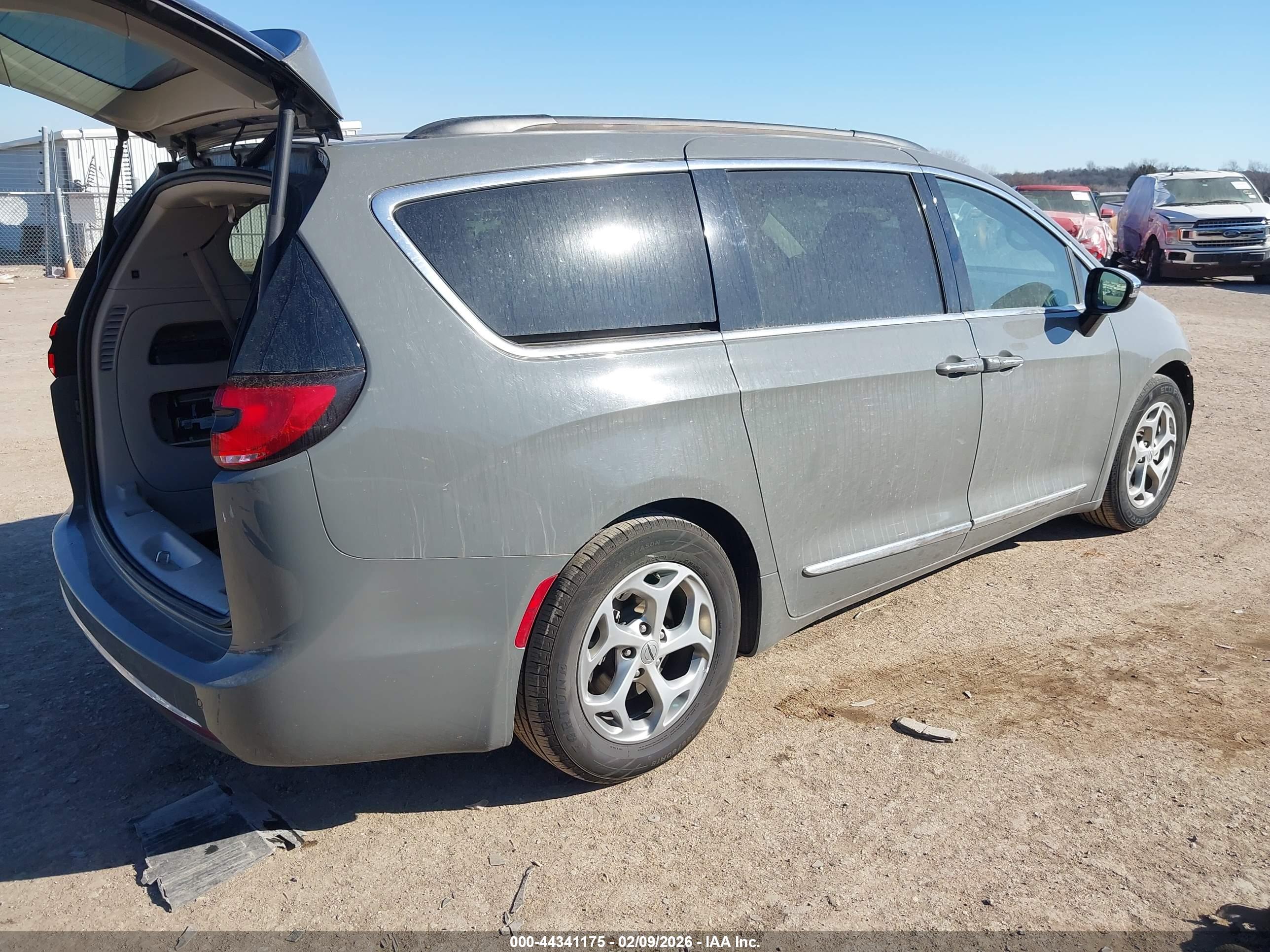 CHRYSLER PACIFICA image 4