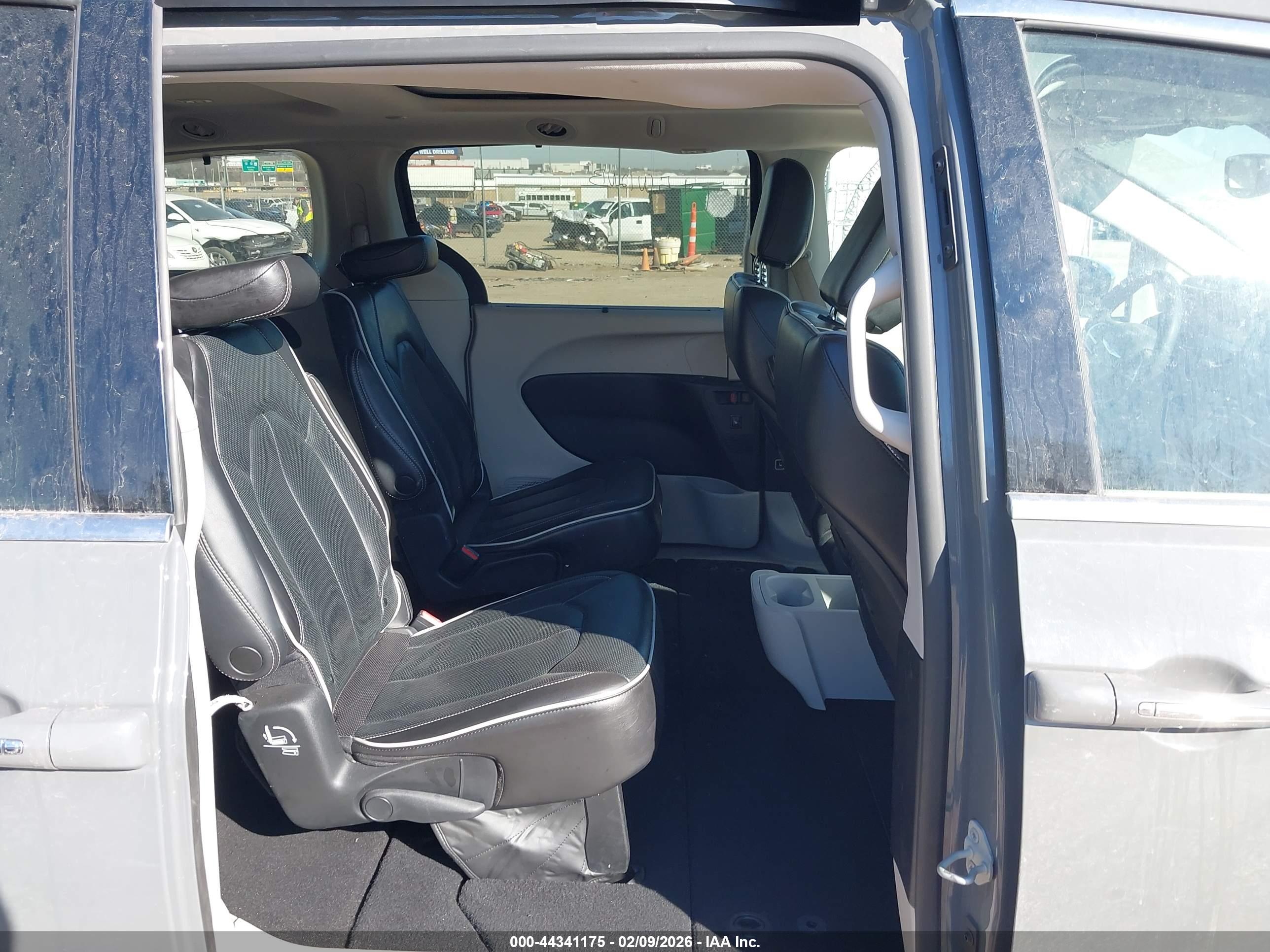 CHRYSLER PACIFICA image 8