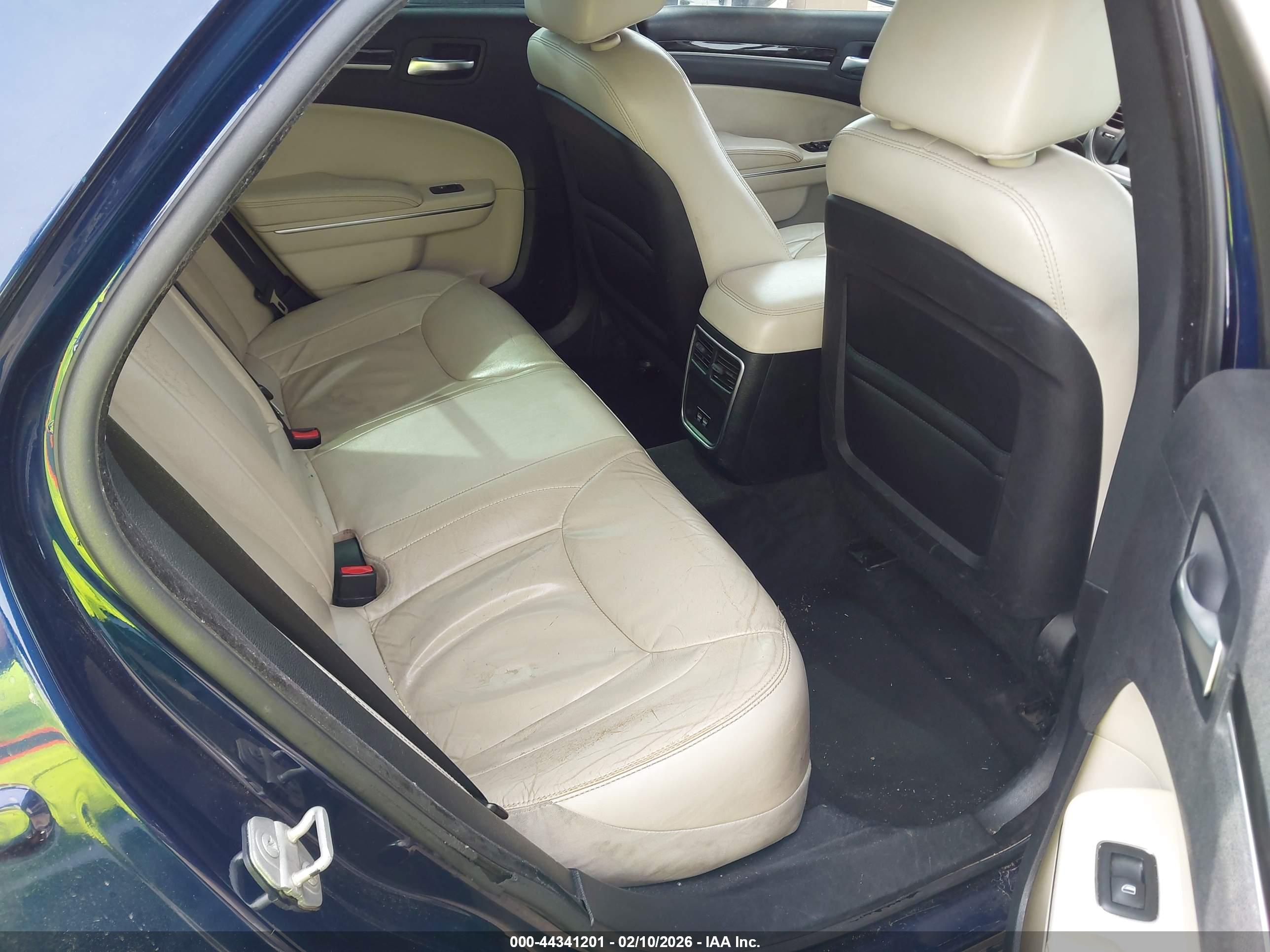 CHRYSLER 300 image 8
