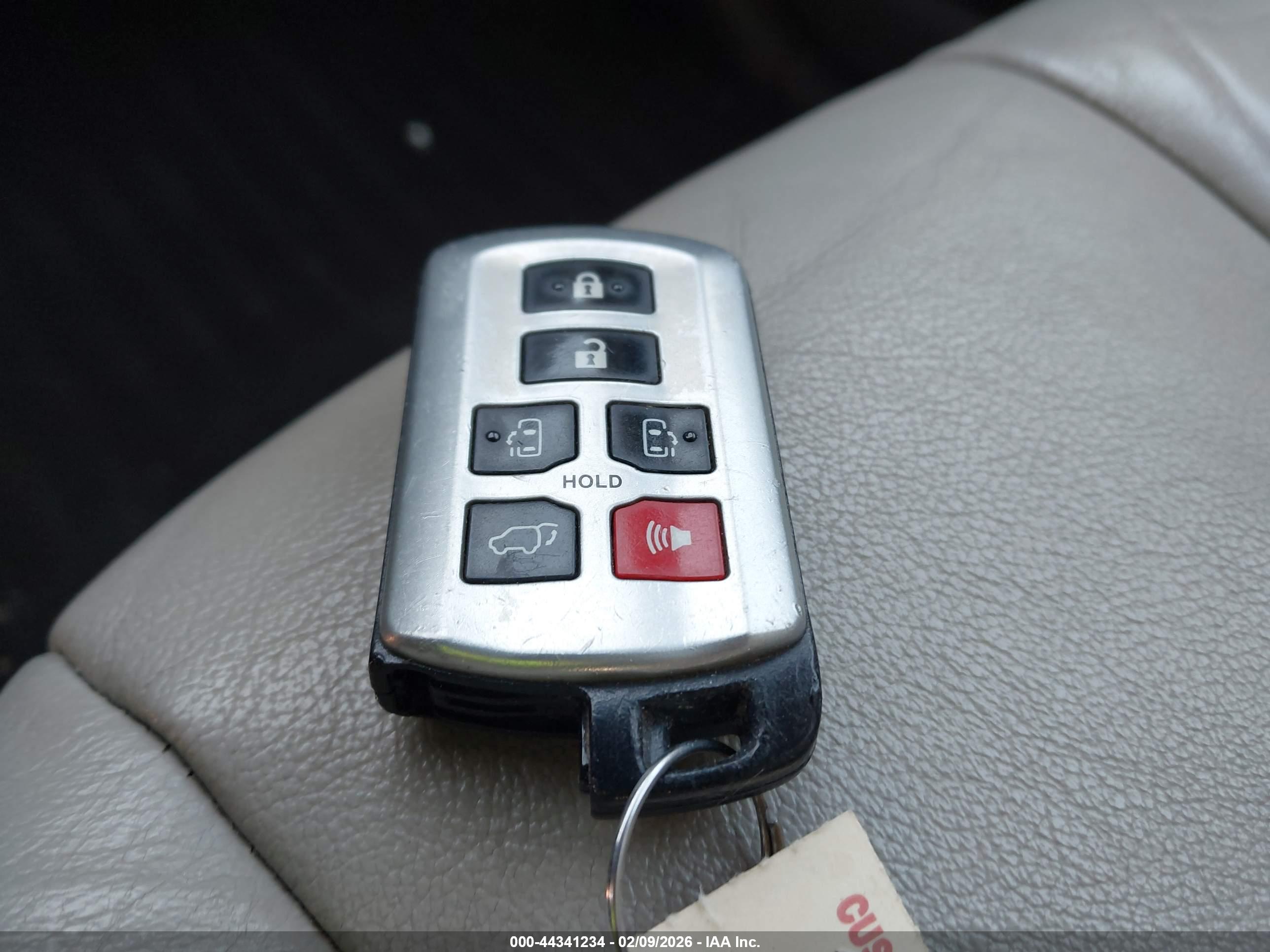 TOYOTA SIENNA image 11