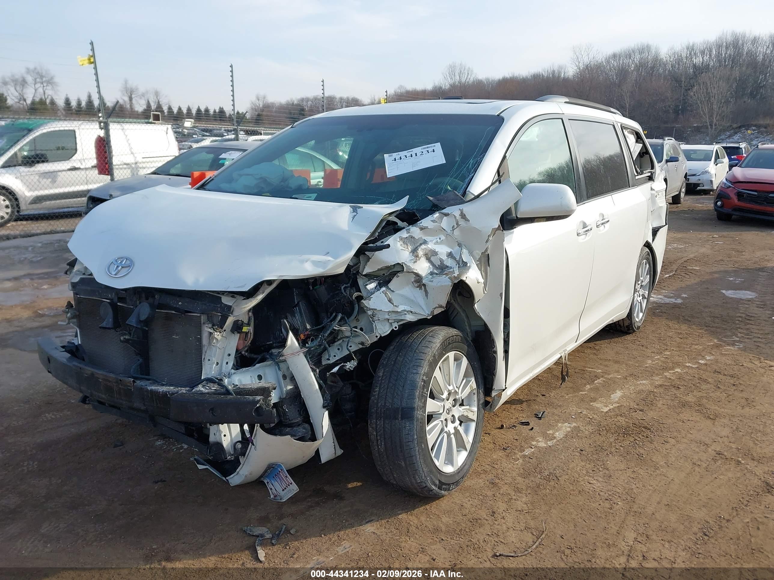 TOYOTA SIENNA image 2