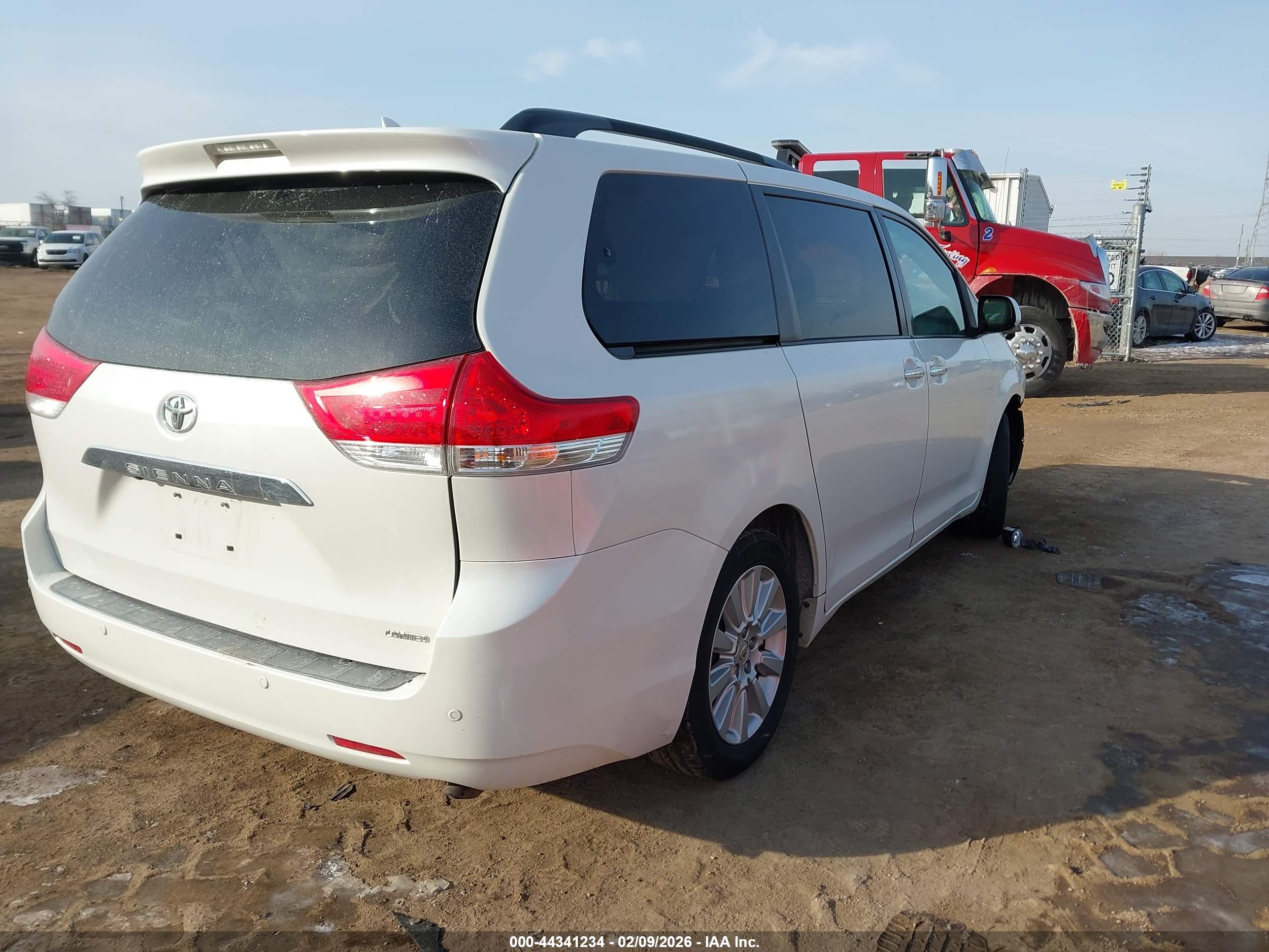 TOYOTA SIENNA image 4