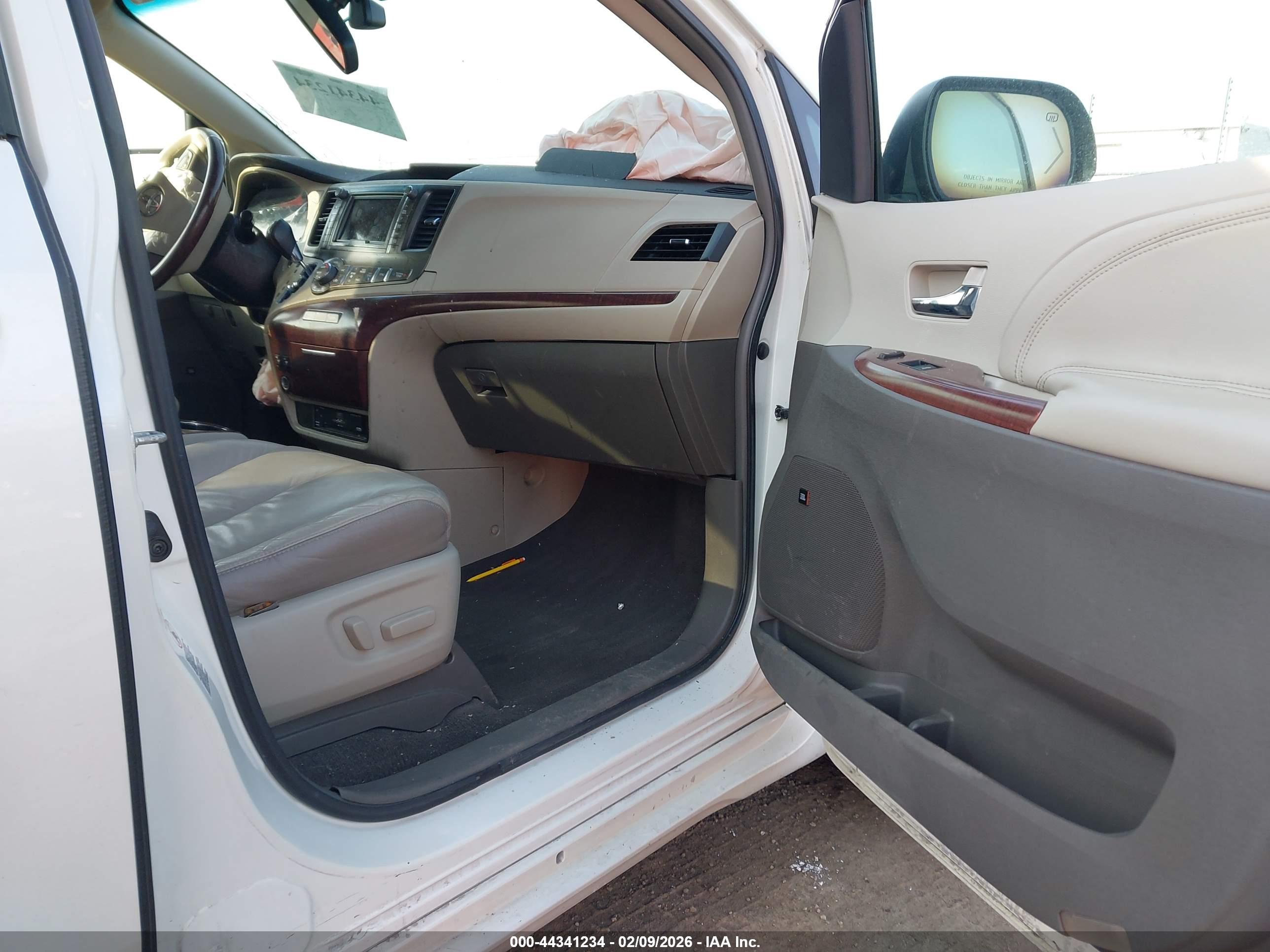TOYOTA SIENNA image 5