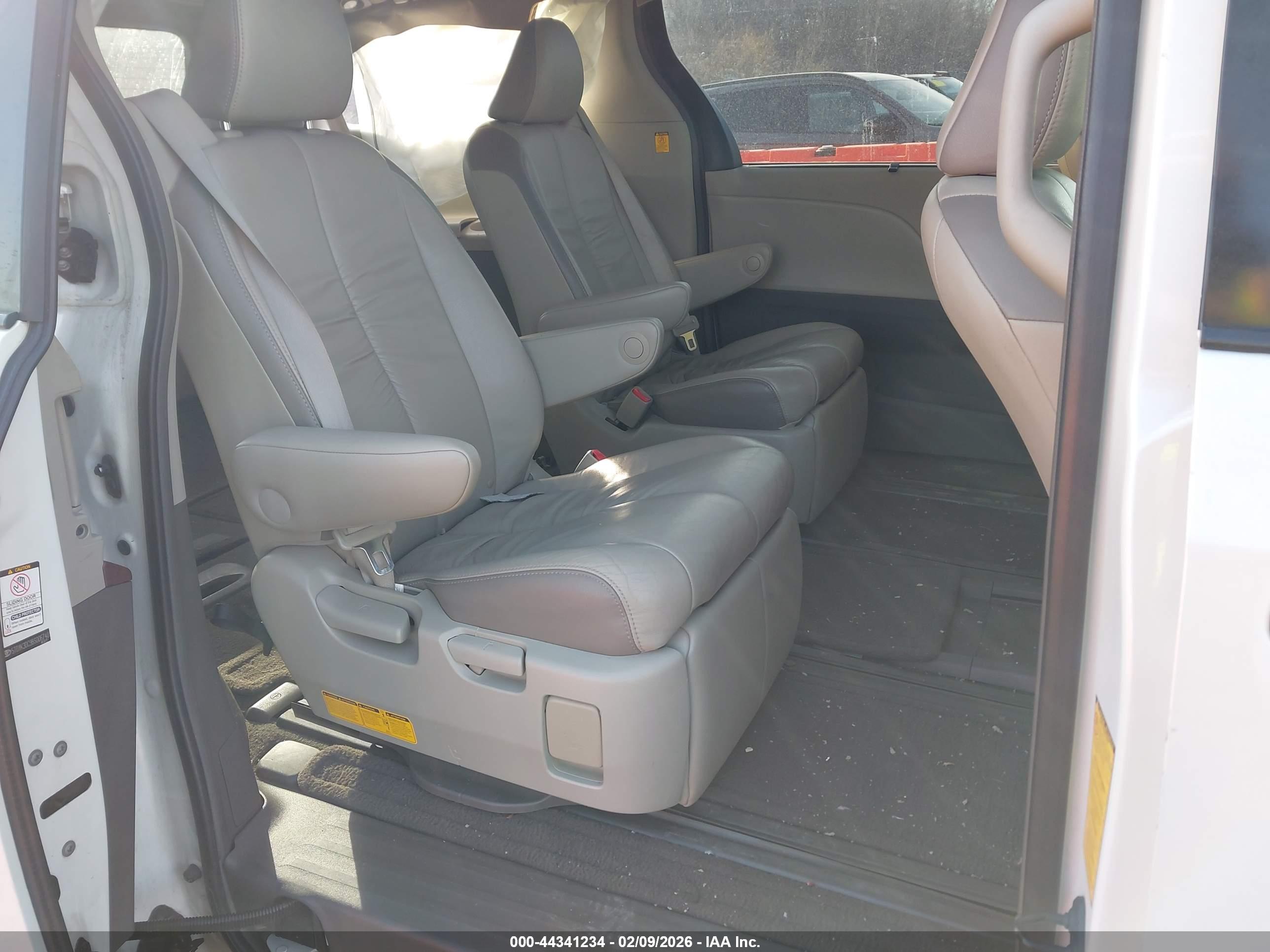 TOYOTA SIENNA image 8