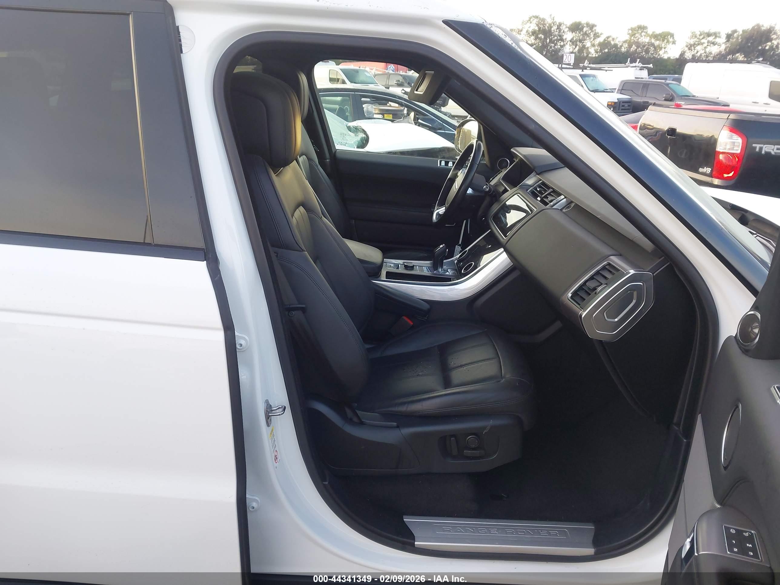 LAND ROVER image 5