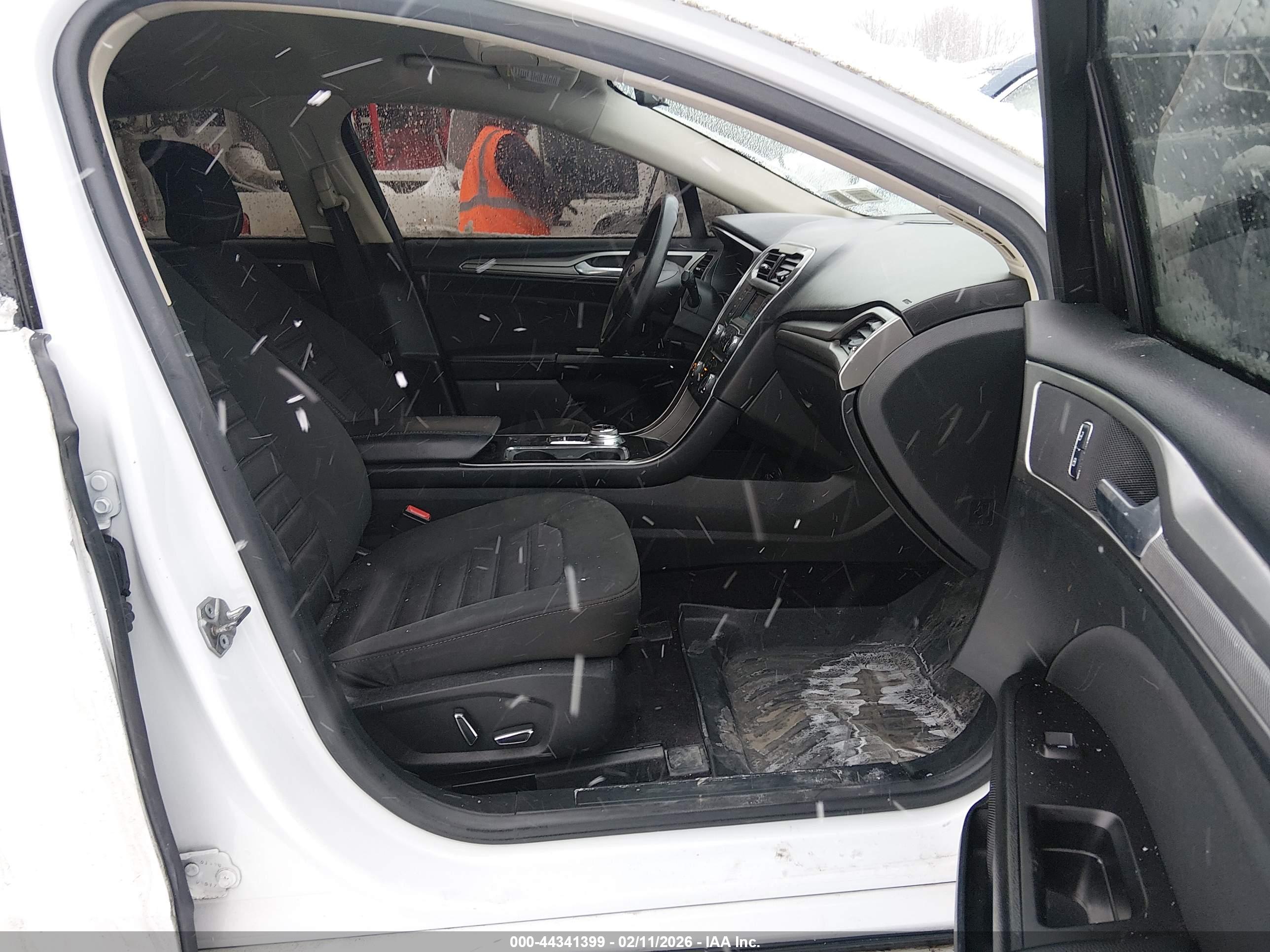 FORD FUSION image 5